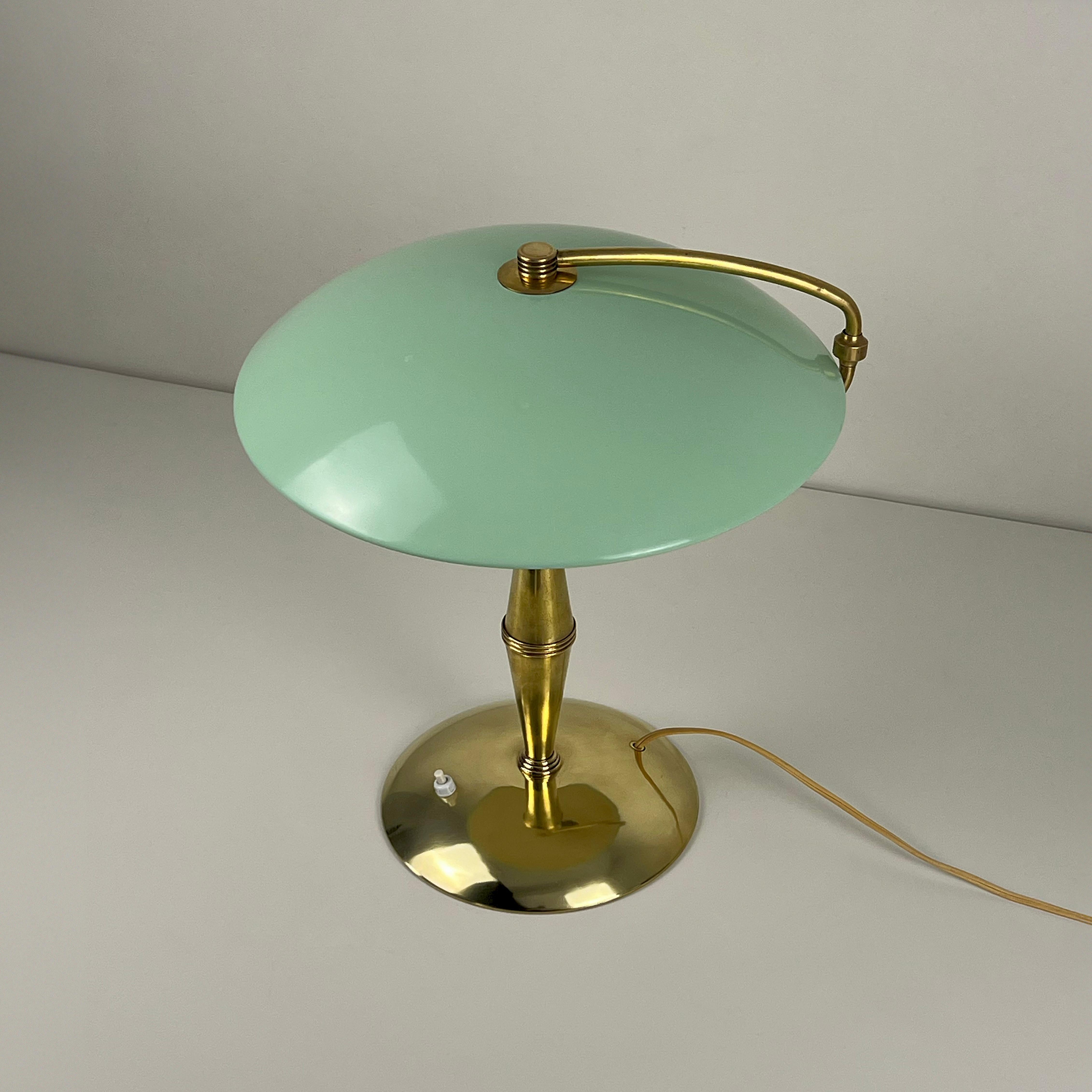 Lampe ministre italienne des années 50/60. Structure en laiton et abat-jour en métal vert menthe. 6