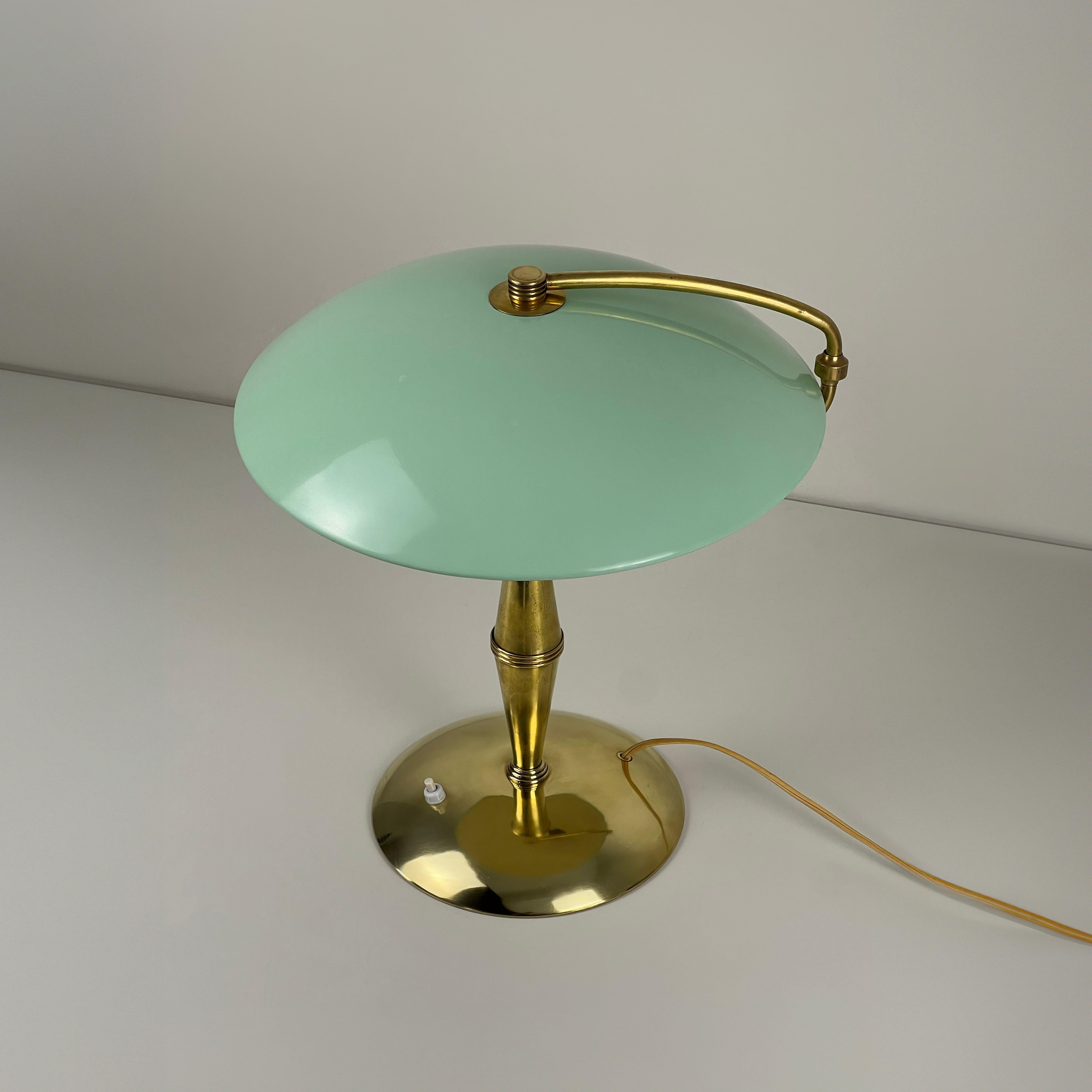 Lampe ministre italienne des années 50/60. Structure en laiton et abat-jour en métal vert menthe. 7