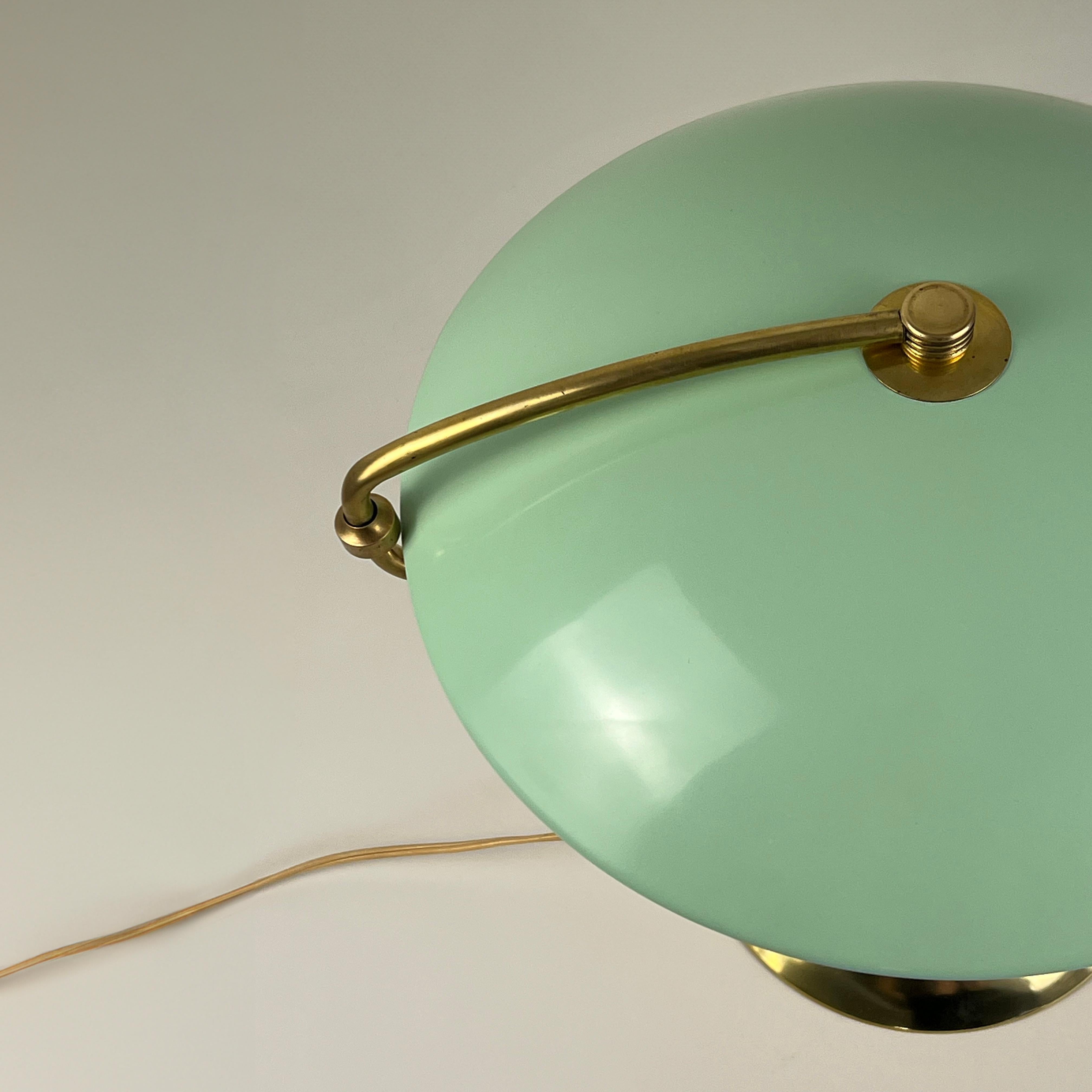 Lampe ministre italienne des années 50/60. Structure en laiton et abat-jour en métal vert menthe. 8