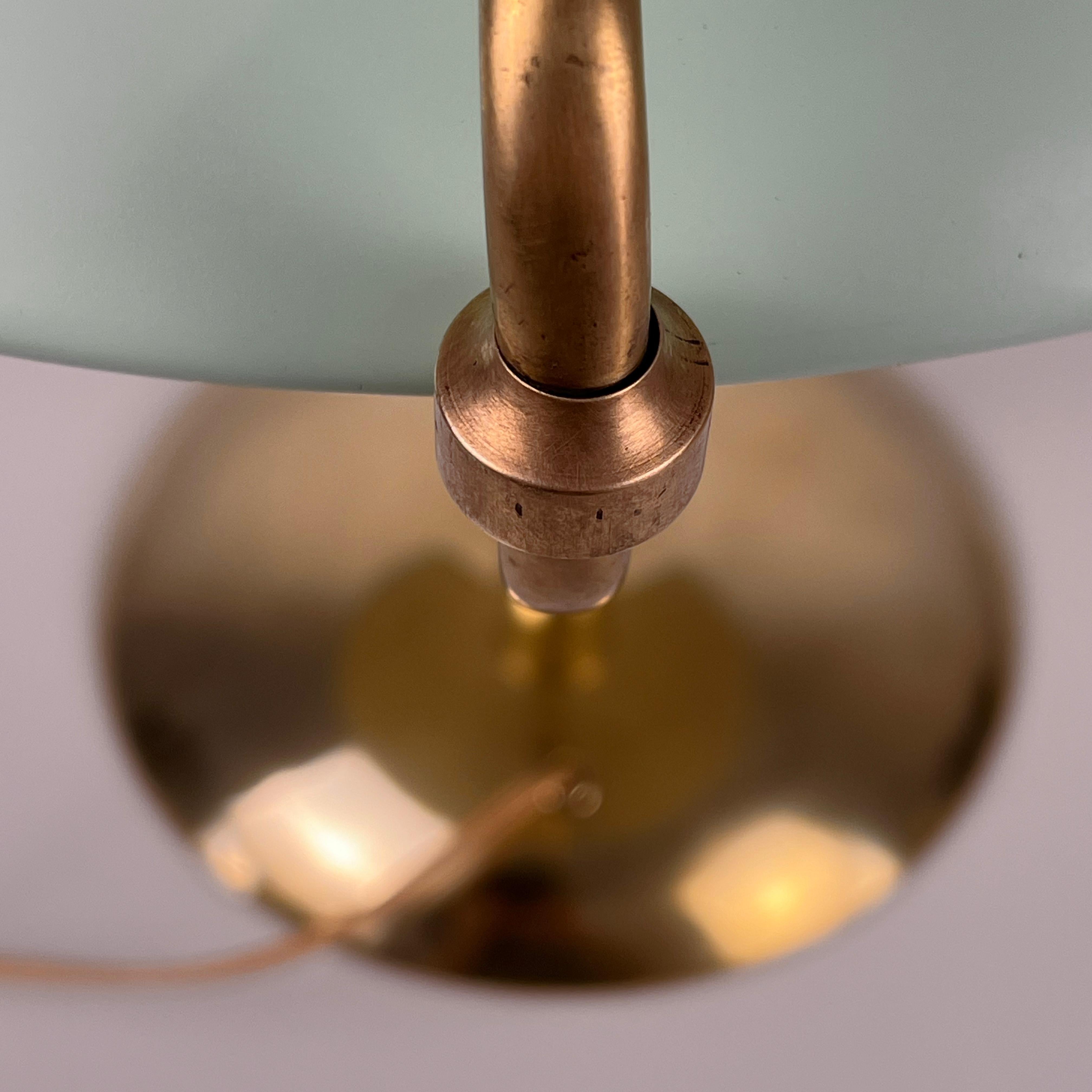 Lampe ministre italienne des années 50/60. Structure en laiton et abat-jour en métal vert menthe. 9