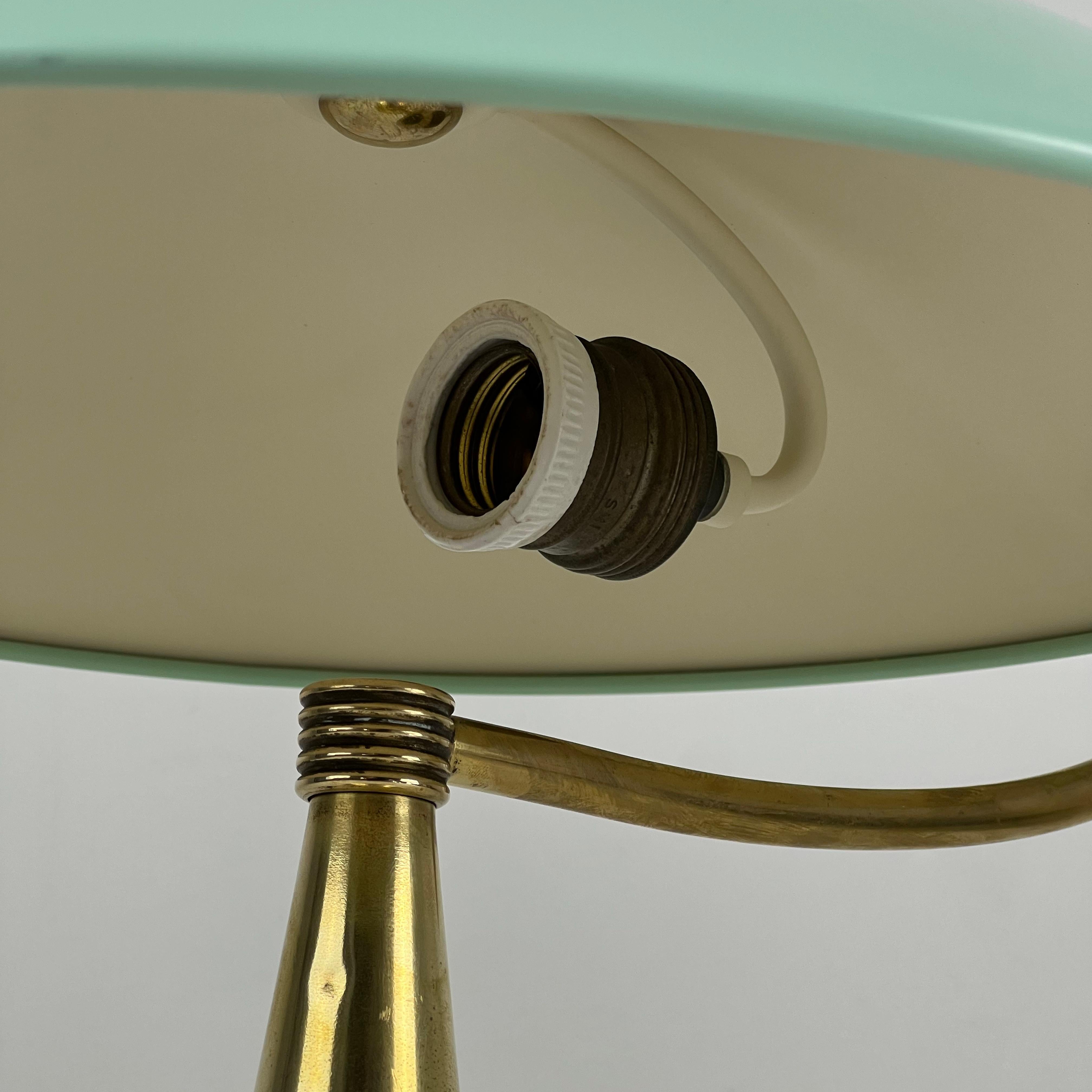 Lampe ministre italienne des années 50/60. Structure en laiton et abat-jour en métal vert menthe. 10