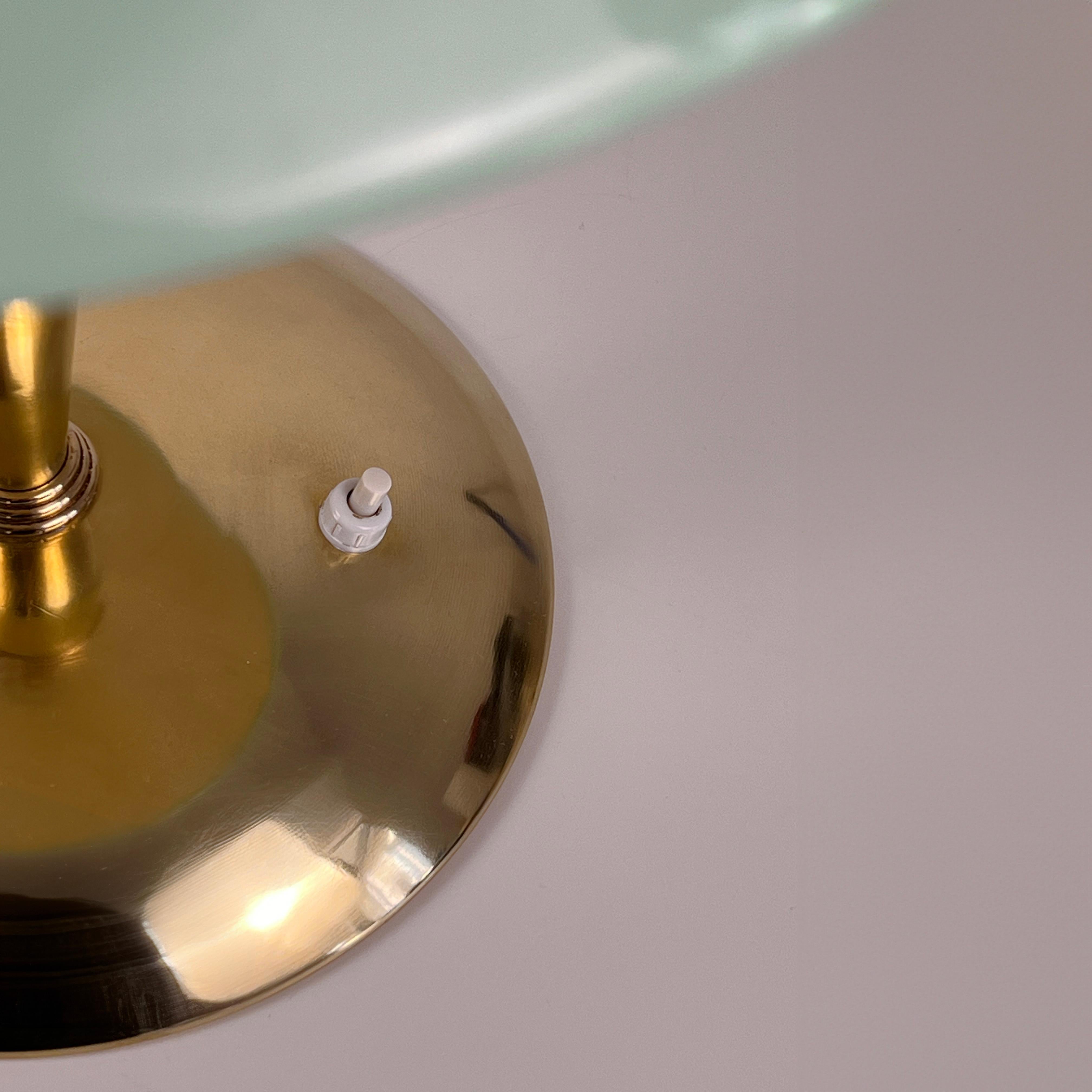 Lampe ministre italienne des années 50/60. Structure en laiton et abat-jour en métal vert menthe. Bon état à Milano, IT