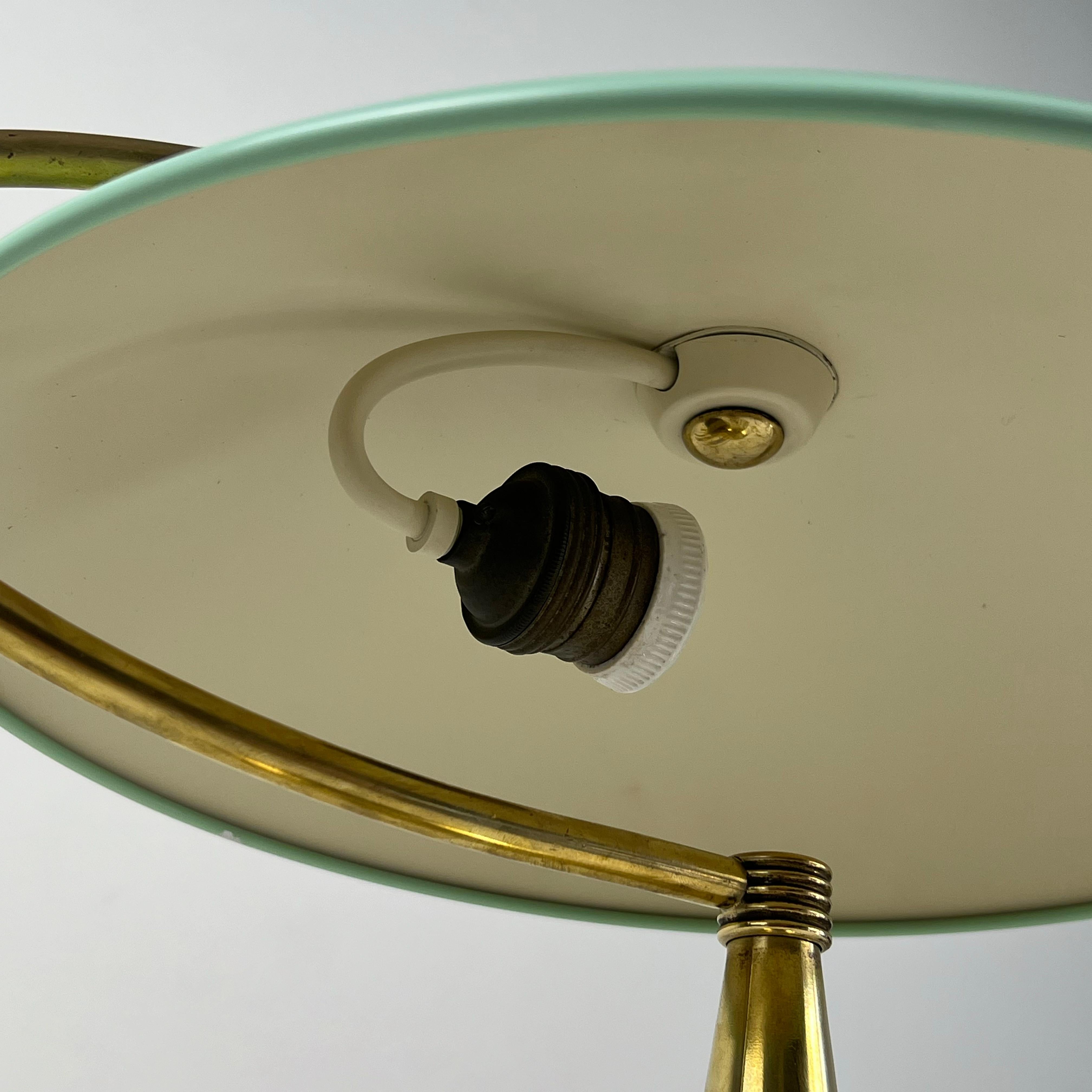 Milieu du XXe siècle Lampe ministre italienne des années 50/60. Structure en laiton et abat-jour en métal vert menthe.