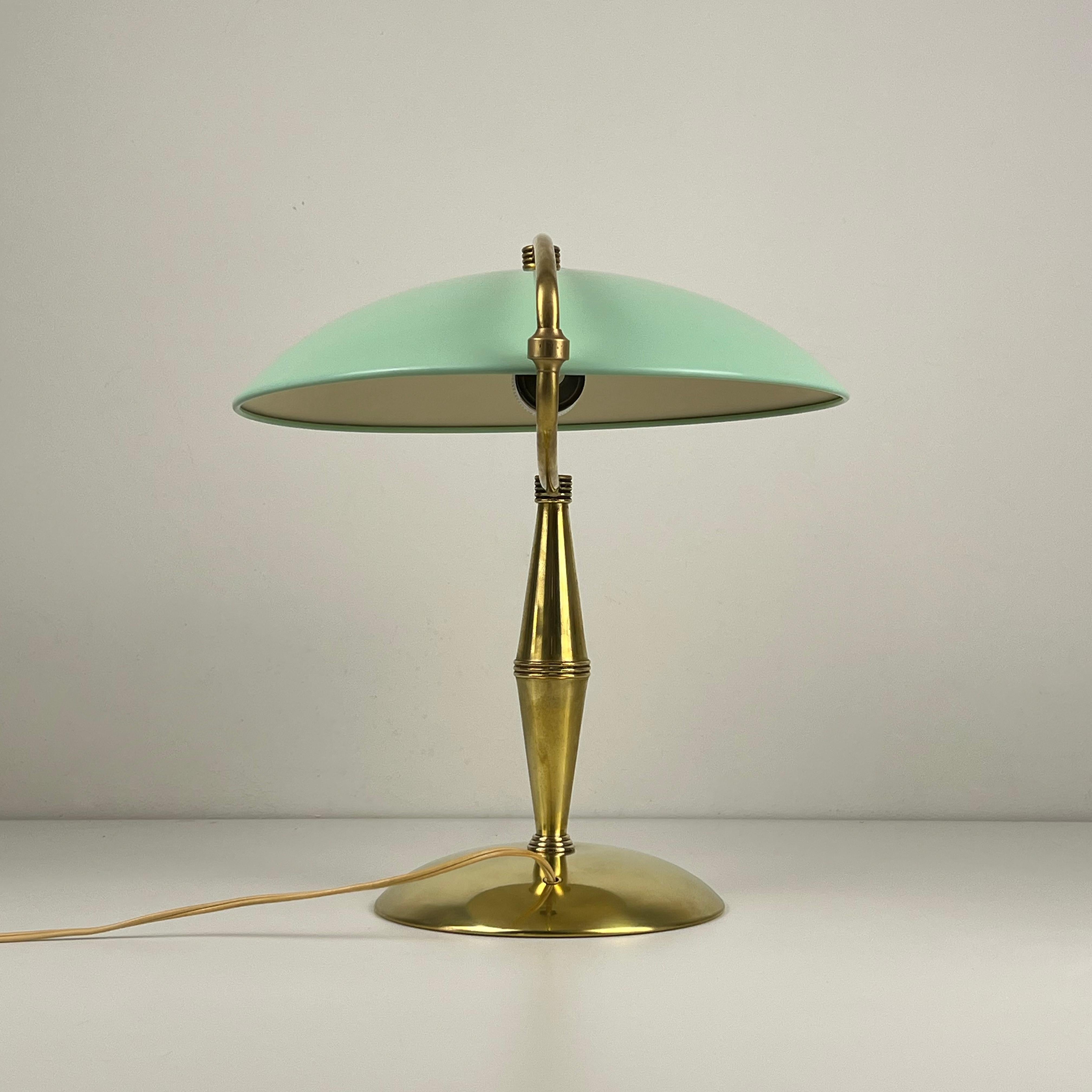 Métal Lampe ministre italienne des années 50/60. Structure en laiton et abat-jour en métal vert menthe.