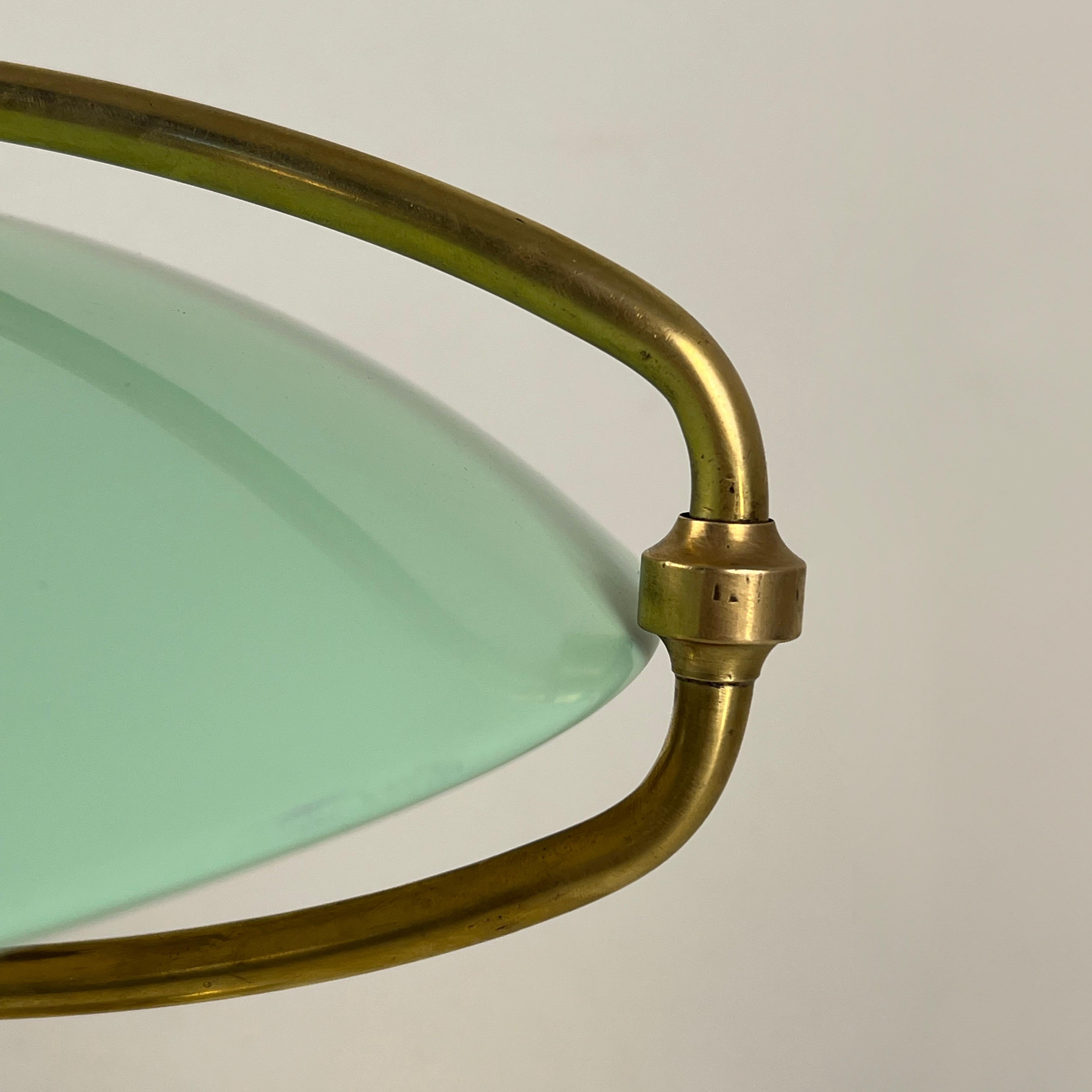 Lampe ministre italienne des années 50/60. Structure en laiton et abat-jour en métal vert menthe. 2