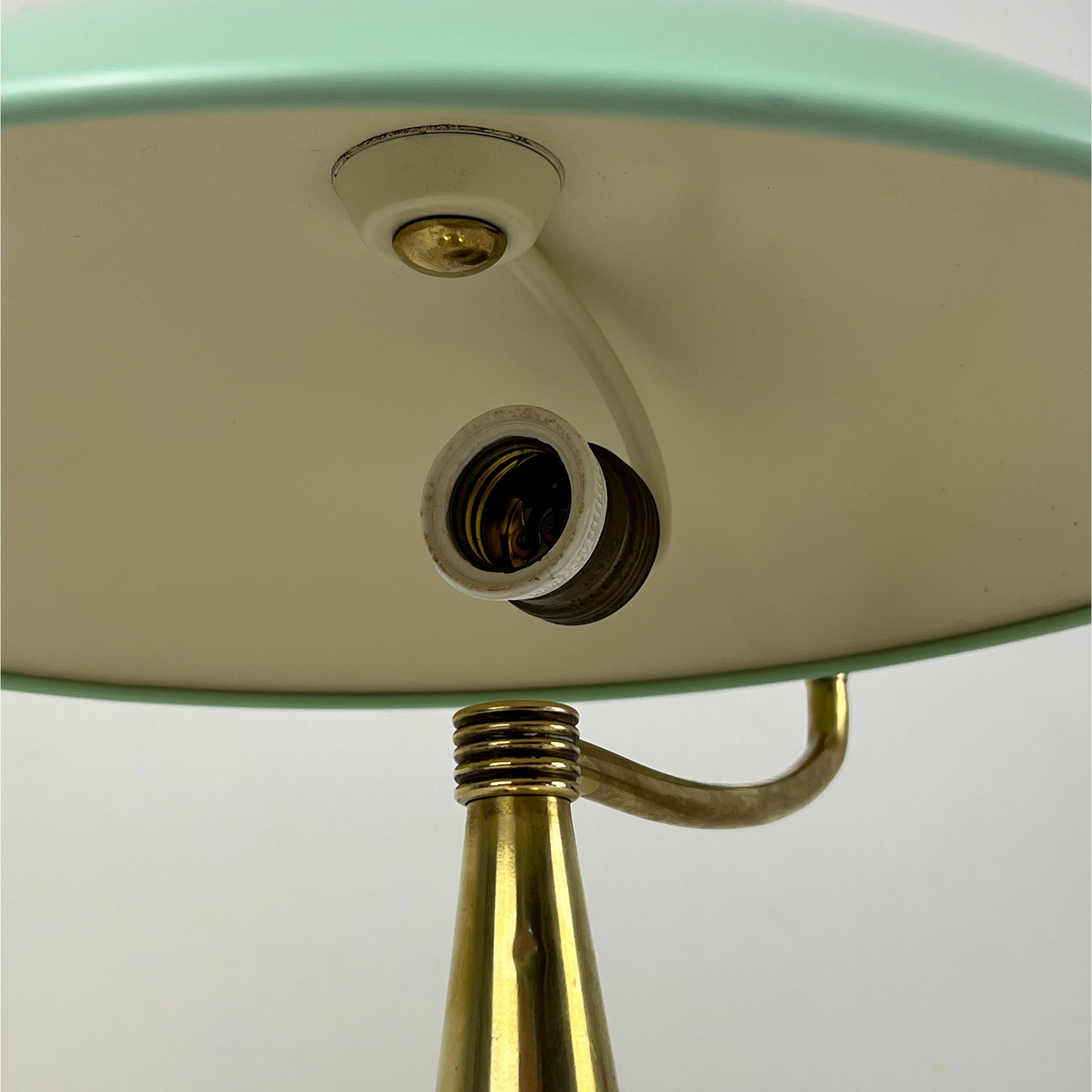Lampe ministre italienne des années 50/60. Structure en laiton et abat-jour en métal vert menthe. 3