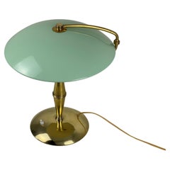 Lampe ministre italienne des années 50/60. Structure en laiton et abat-jour en métal vert menthe.