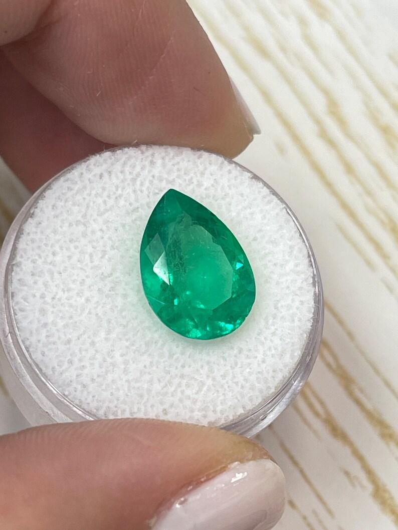 Moderno 5,0 Carati 14x10 Smeraldo colombiano verde giallastro - Gemma di maggio con taglio a pera in vendita
