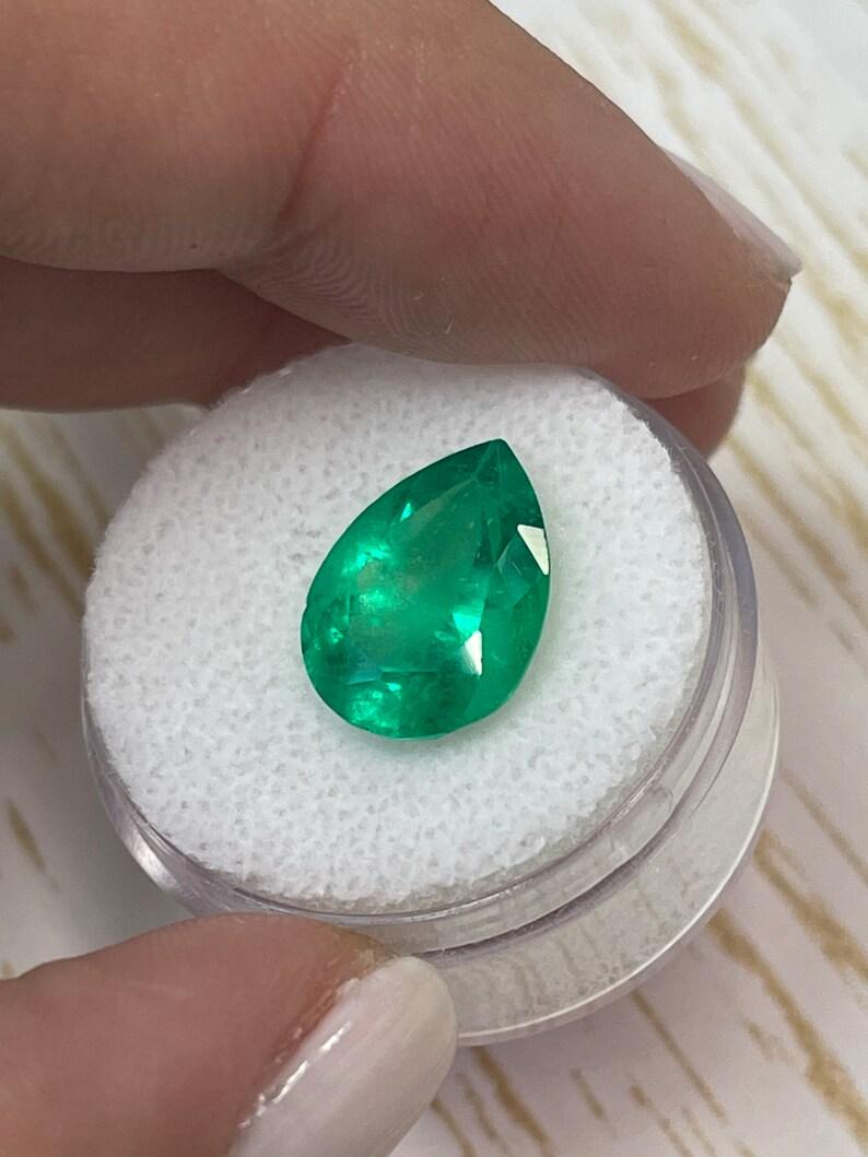 5,0 Carati 14x10 Smeraldo colombiano verde giallastro - Gemma di maggio con taglio a pera In condizioni Nuovo in vendita a Jupiter, FL