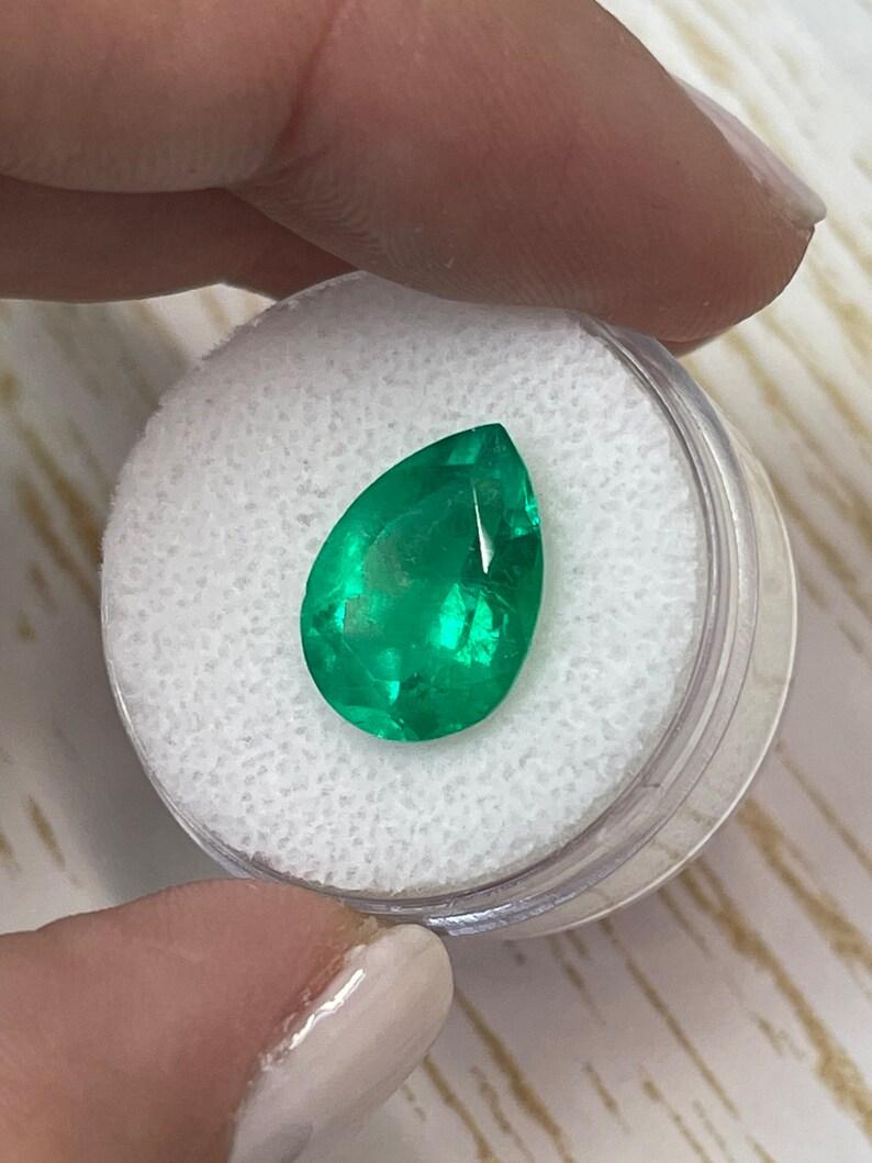 Donna 5,0 Carati 14x10 Smeraldo colombiano verde giallastro - Gemma di maggio con taglio a pera in vendita