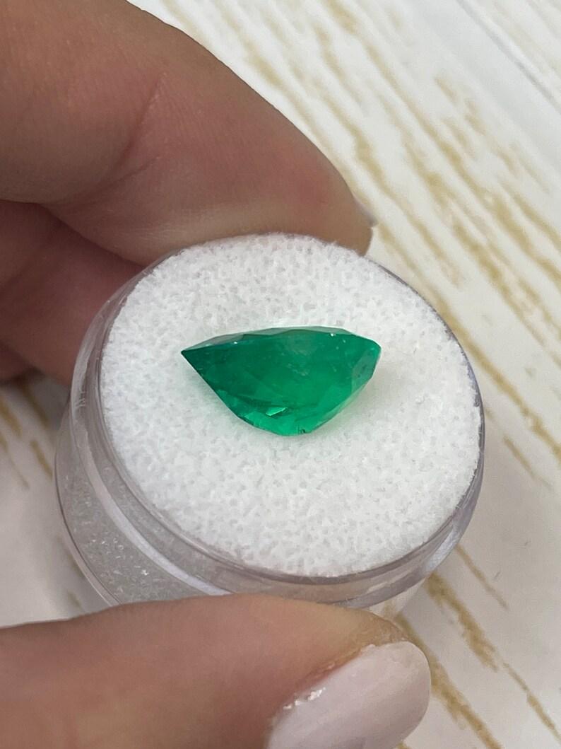 5,0 Carati 14x10 Smeraldo colombiano verde giallastro - Gemma di maggio con taglio a pera in vendita 1