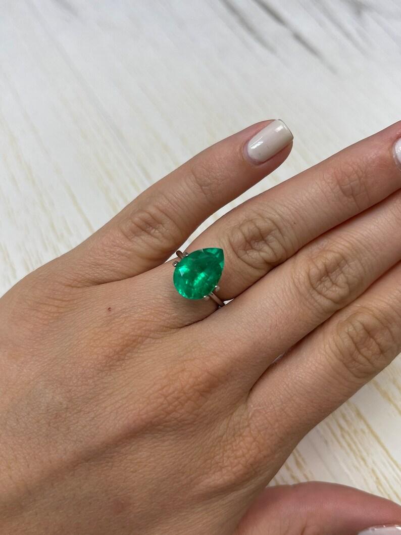 5,0 Carati 14x10 Smeraldo colombiano verde giallastro - Gemma di maggio con taglio a pera in vendita 2