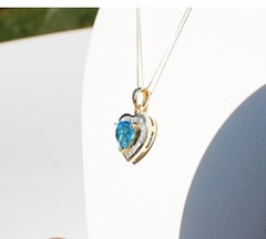 .50 Carat Baguette Diamond Heart with Blue Topaz 14 Karat Gold Pendentif