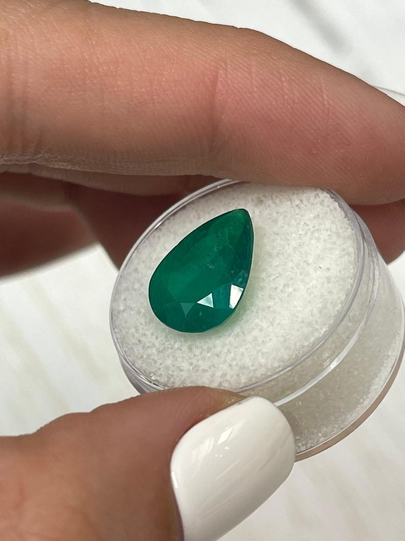 Donna Smeraldo colombiano verde scuro da 5,0 carati - Pietra di maggio a goccia 14x10 con taglio a pera in vendita