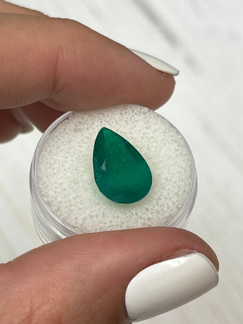 Smeraldo colombiano verde scuro da 5,0 carati - Pietra di maggio a goccia 14x10 con taglio a pera in vendita 1