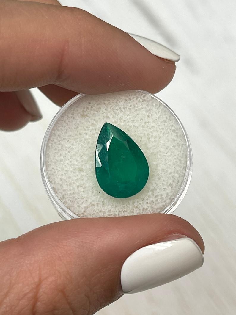 Smeraldo colombiano verde scuro da 5,0 carati - Pietra di maggio a goccia 14x10 con taglio a pera in vendita 2