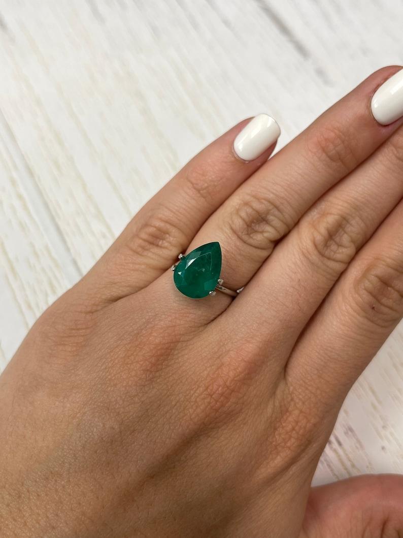 Smeraldo colombiano verde scuro da 5,0 carati - Pietra di maggio a goccia 14x10 con taglio a pera in vendita 3