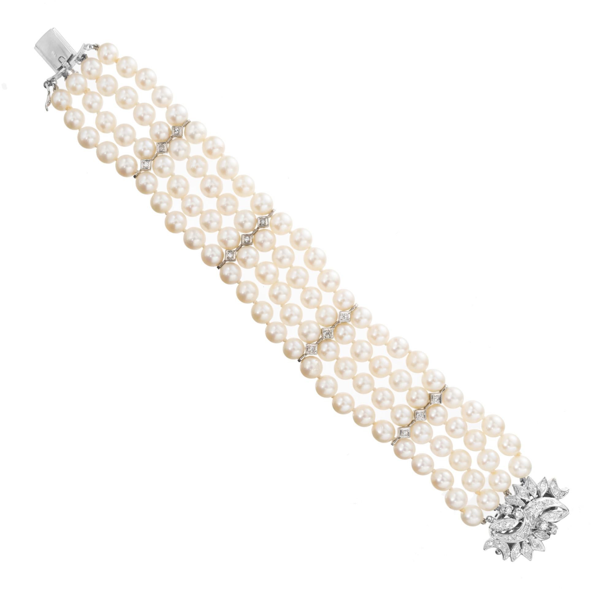 Pulsera de cuatro vueltas de perlas y diamantes de finales de los años 50. Esta pulsera de mediados de siglo está ensartada con 100 perlas cultivadas de color blanco crema en cinco secciones separadas por cuatro separadores de oro blanco de 14k