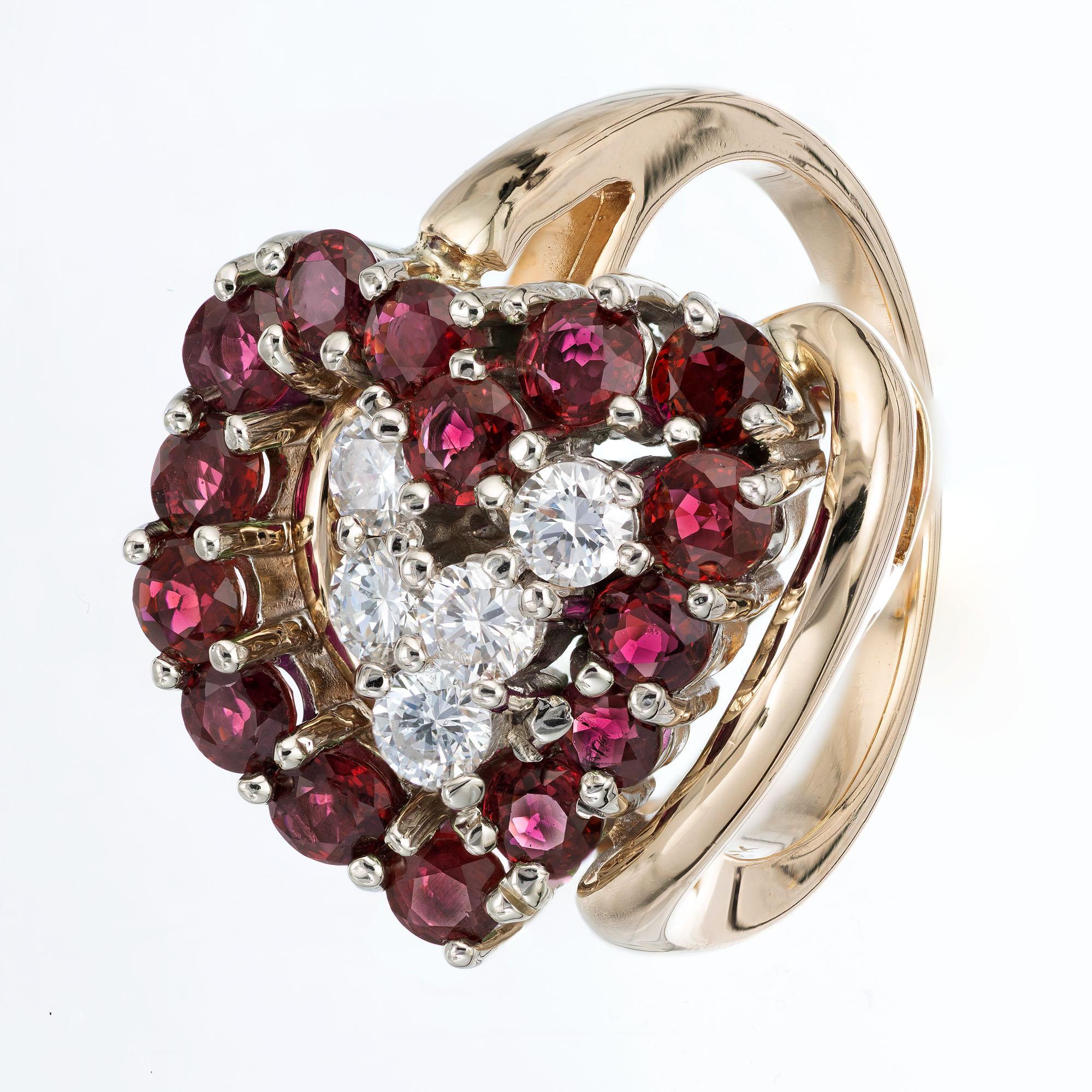  Anillo de granate y diamantes en forma de corazón. Diseño en forma de corazón en su lado compuesto por Granates redondos con Diamantes redondos talla brillante acentuados, en un engaste de oro amarillo de 14k.  

 15 Granates de Rodolita redondos,