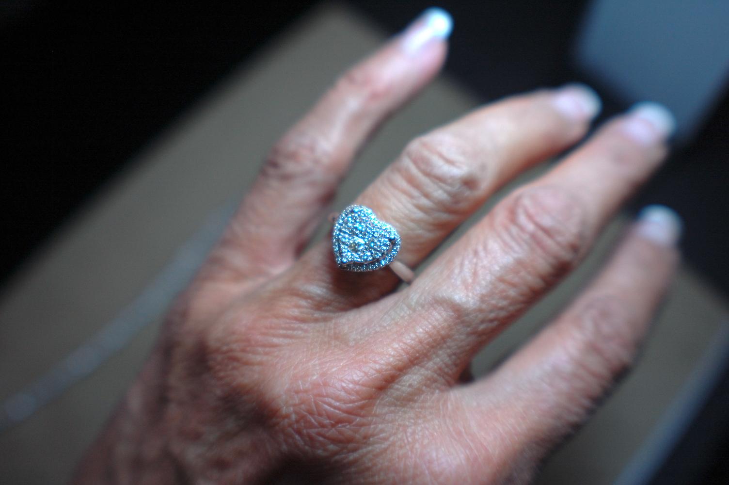 Taille ronde Bague cœur en or 14 carats avec diamants de 0,50 carat et diamants taille invisible en vente