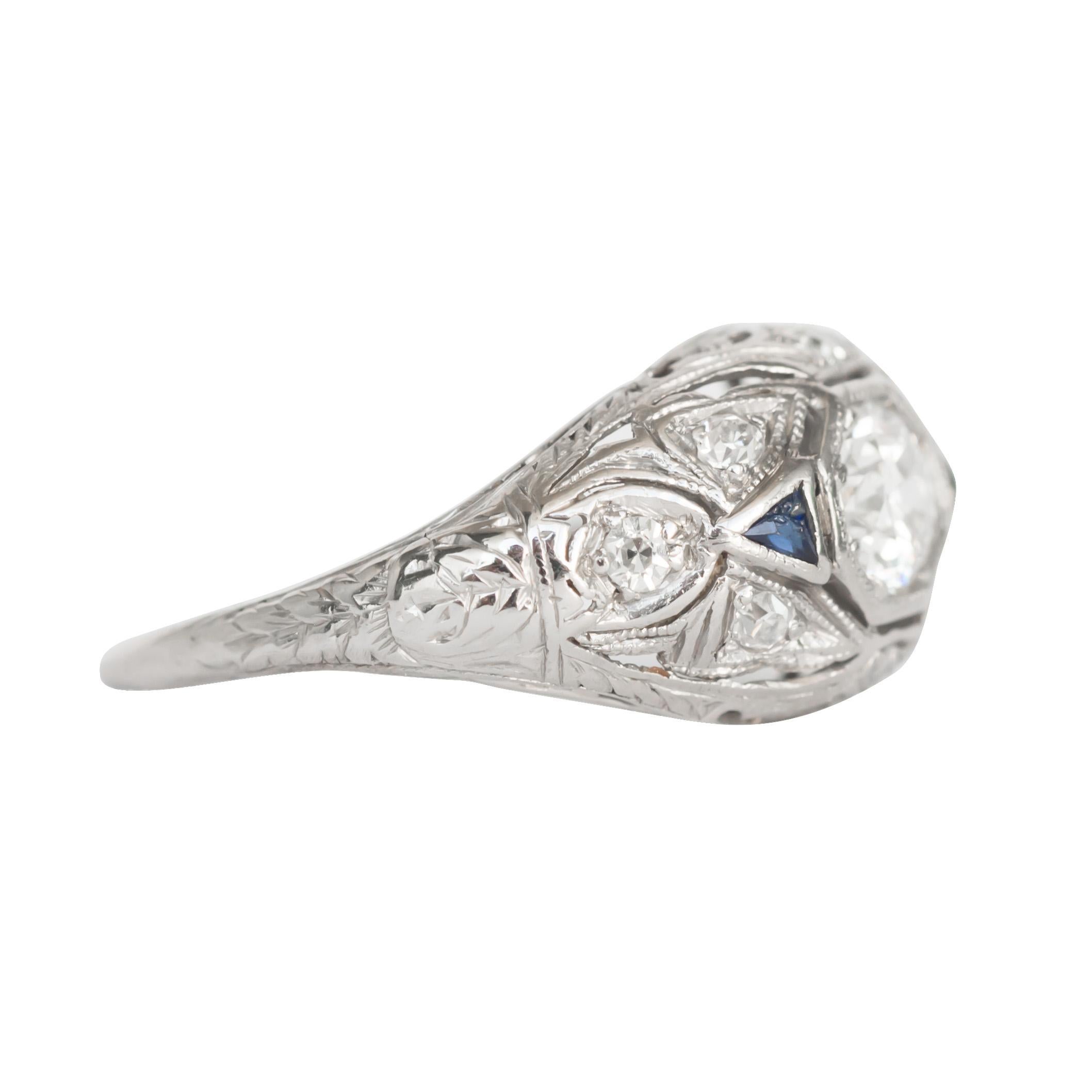 Tamaño del anillo: 6.25
Tipo de metal: Platino 
Peso: 2.8 gramos

Detalles del diamante central
Forma: Brillante europeo antiguo 
Peso en quilates: 0,50 quilates
Color: G
Claridad: VS1

Detalles de la piedra lateral: 
Forma: Corte simple antiguo