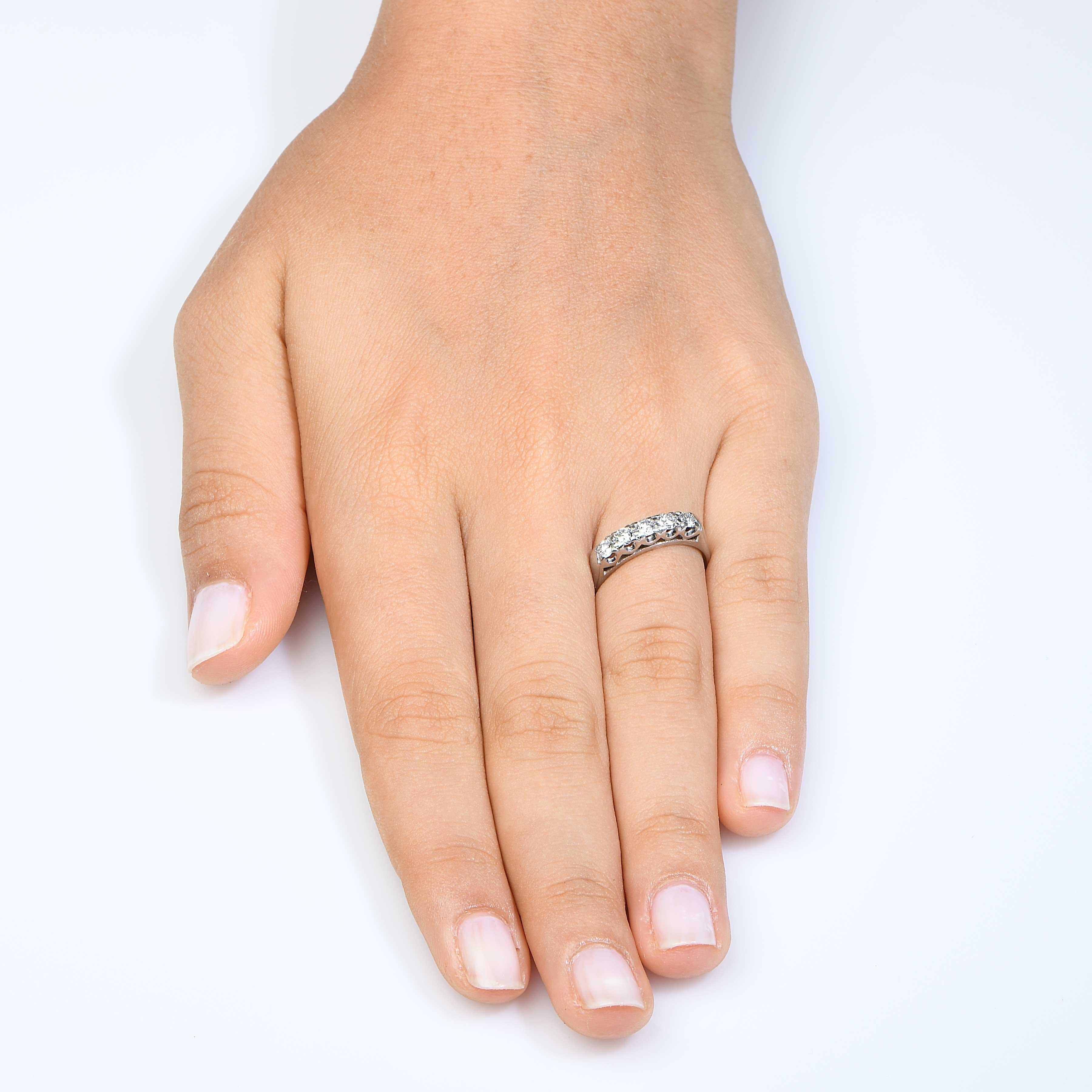 Vintage Diamond Ring verfügt über fünf runde Diamanten im Brillantschliff mit einem geschätzten Gesamtgewicht von 0,5 Karat, gefasst in Platin.
Ringgröße: 6.75
Metall Gewicht: 3,7 Gramm