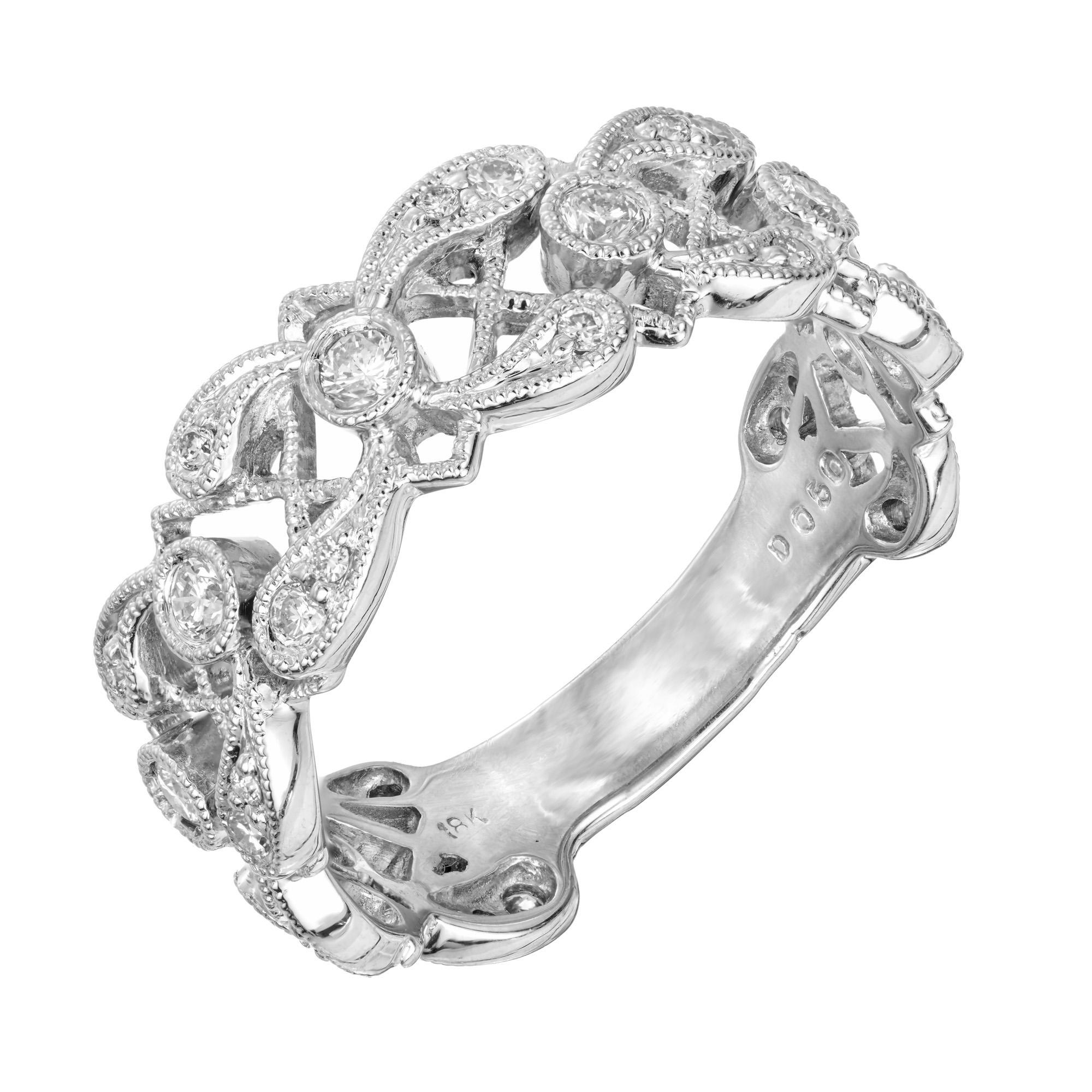 Durchbrochener Ehering aus 18 Karat Weißgold mit 31 runden Diamanten im Brillantschliff.

31 runde Diamanten im Brillantschliff, G-H SI, ca. .50cts
Größe 7,5 und ansehnlich 
18k Weißgold 
Gestempelt: 18k
5.4 Gramm
Breite an der Spitze: 7.5 mm
Höhe