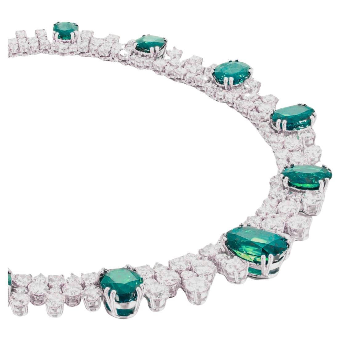 Contemporaneo Collana con smeraldo verde da 50 carati e diamanti 18k in vendita