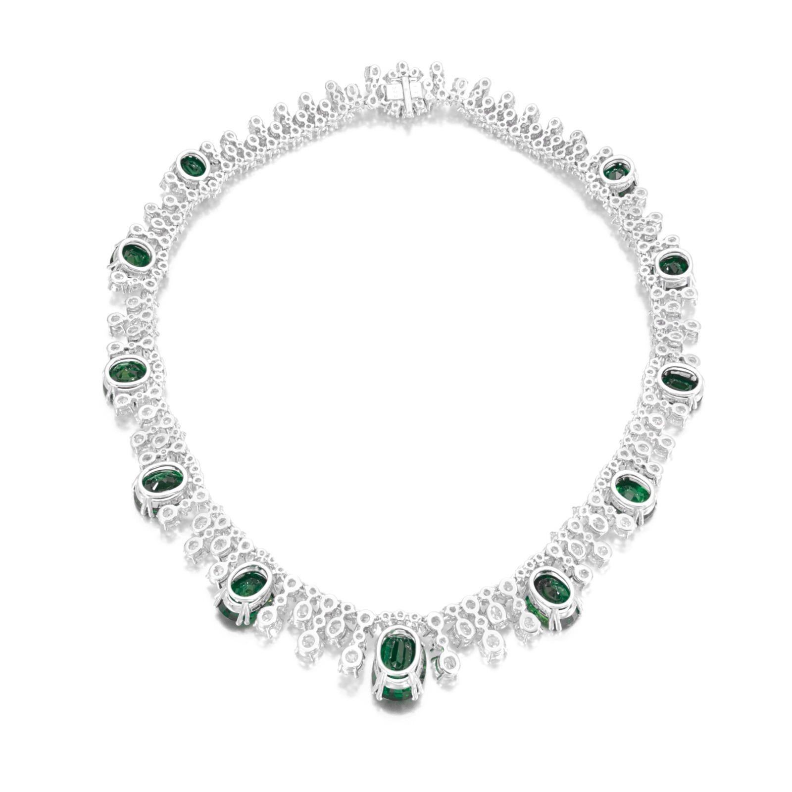 Taglio ovale Collana con smeraldo verde da 50 carati e diamanti 18k in vendita