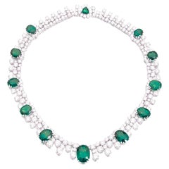 Collana con smeraldo verde da 50 carati e diamanti 18k