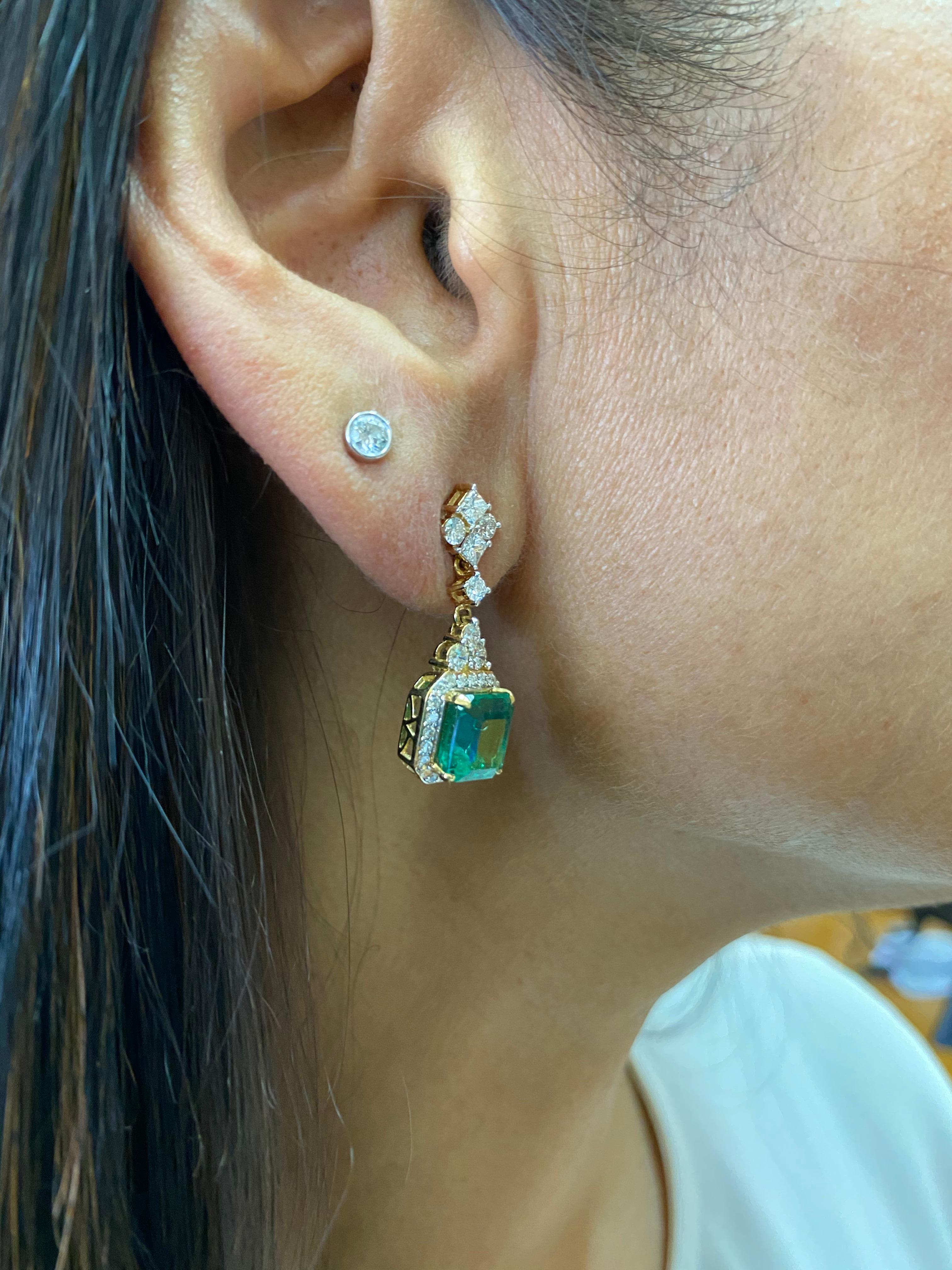 GRS-zertifizierte 5,0 Karat Smaragd- und Diamant-Ohrringe aus 18 Karat Gelbgold (Zeitgenössisch) im Angebot