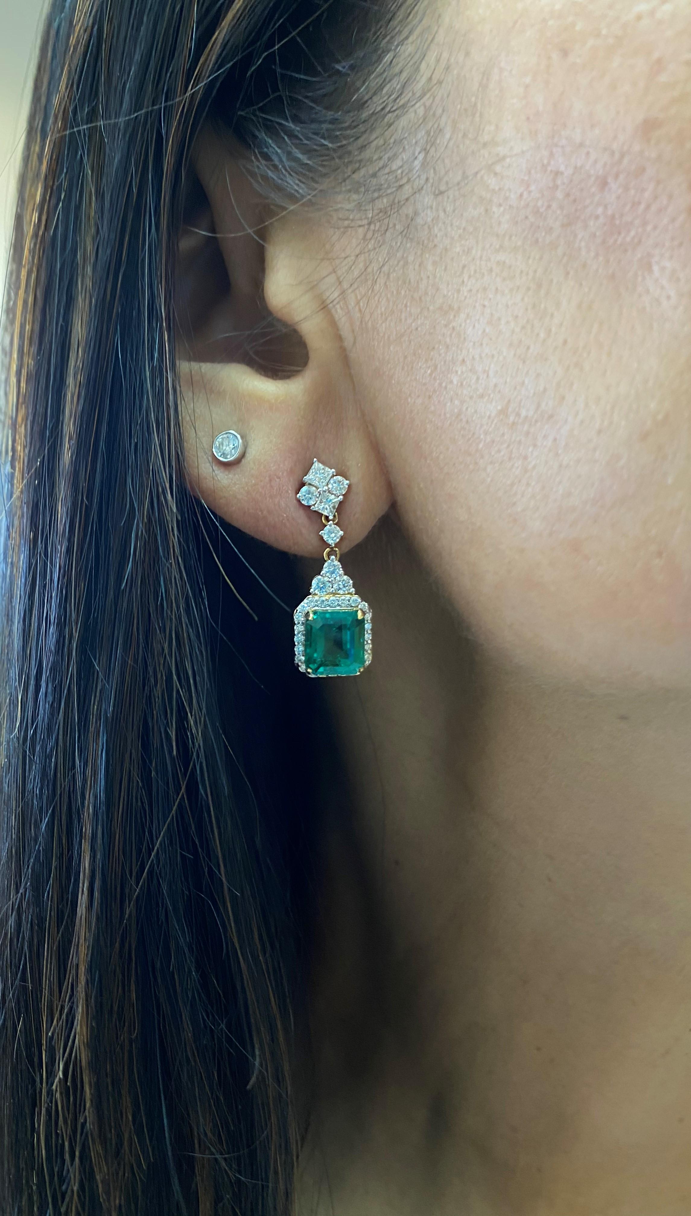 Contemporary GRS Certified 5.0 Carat Emerald and Diamond Earrings in 18 Karat Yellow Gold For Sale