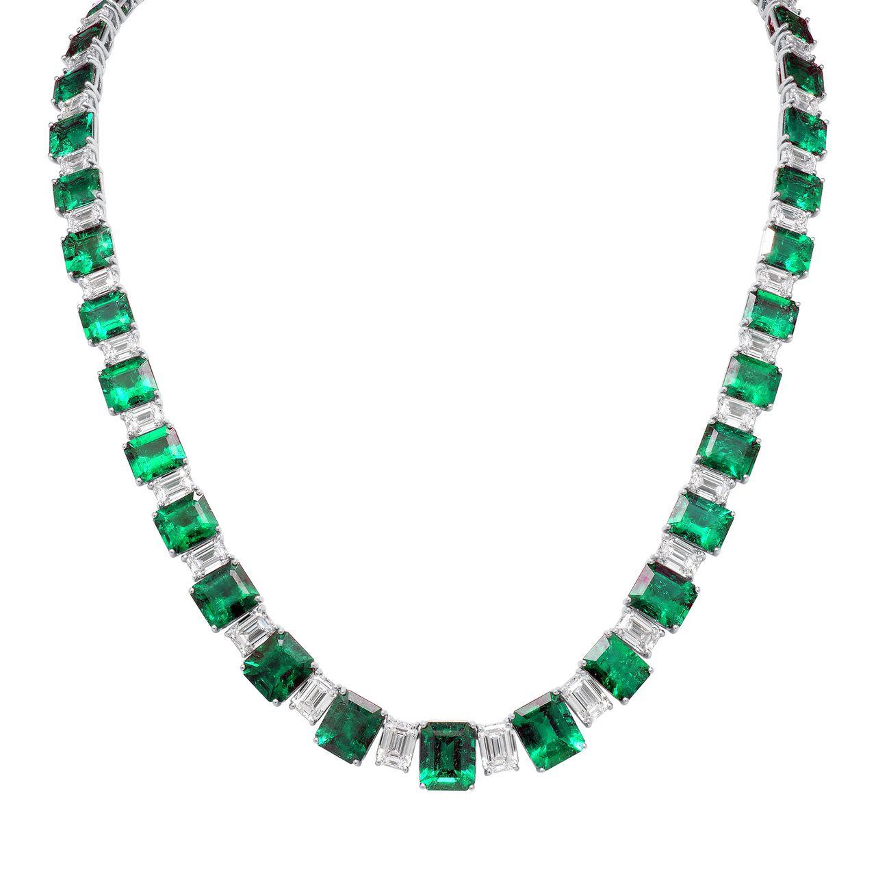 Exquisite kolumbianische Smaragd-Halskette: Ein wahres Meisterwerk an Eleganz und Luxus!

Dieses atemberaubende Collier besteht aus einer Reihe kolumbianischer Smaragde von insgesamt 55 Karat, die von funkelnden Diamanten von 20,50 Karat begleitet
