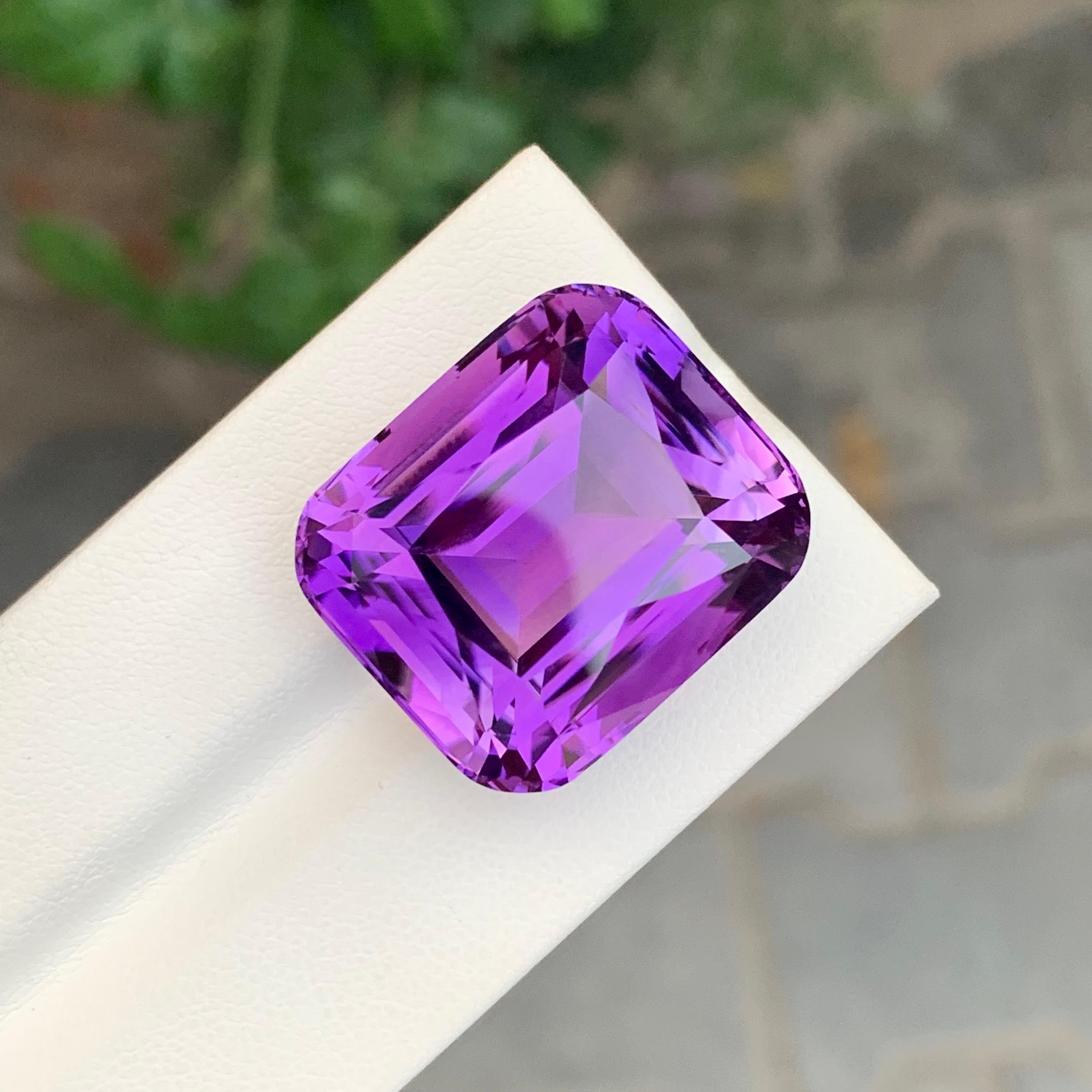 A. Stone: Ametista 
Peso : 50 Carati
Dimensioni: 23 x 20 x 15,6 mm
Origine: Brasile
Forma: Cuscino 
Colore: viola scuro
Trattamento: Non
Certificato: Su richiesta del cliente

L'ametista, una straordinaria varietà di quarzo di colore viola, è nota