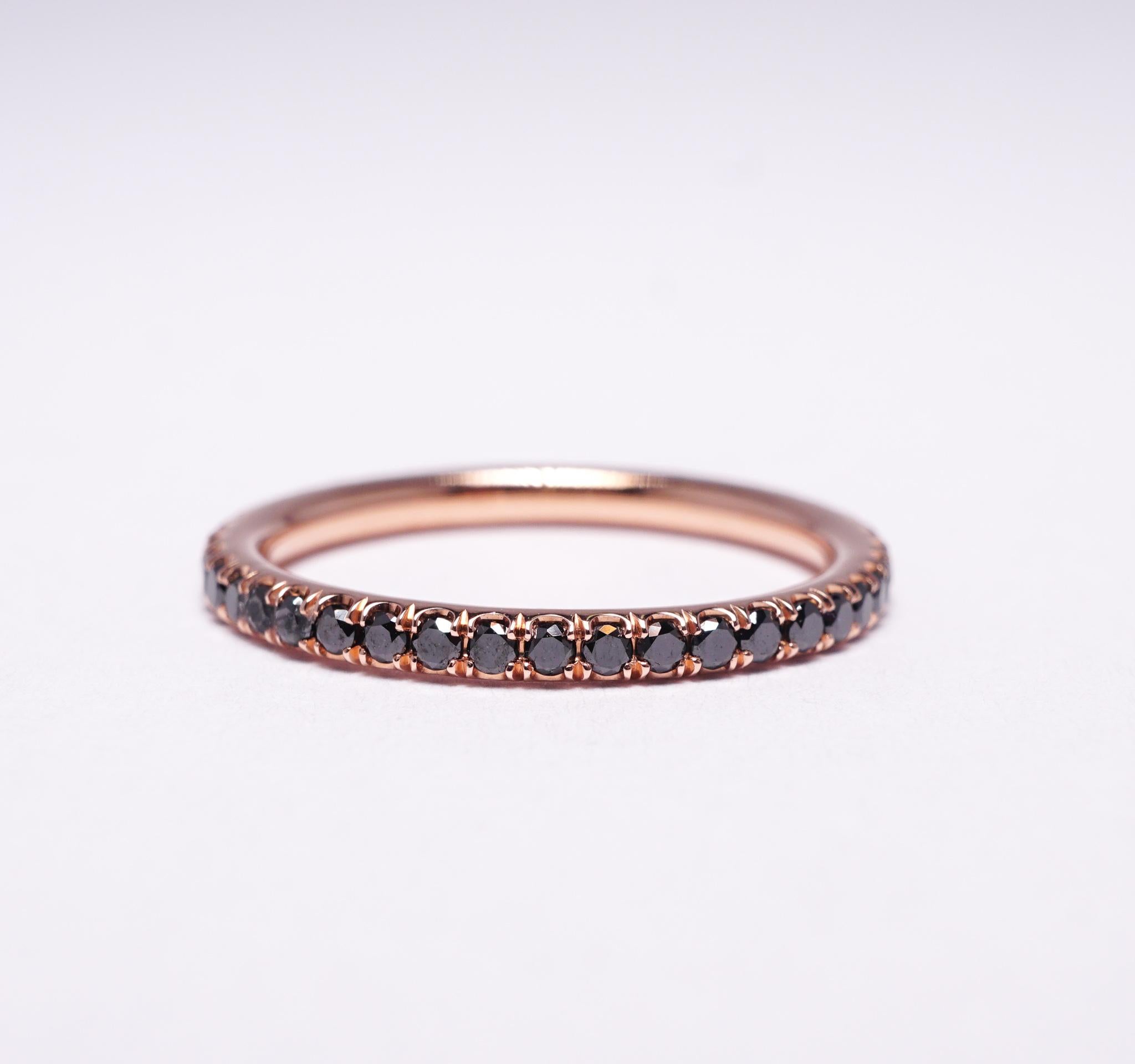 Contemporain Alliance d'éternité en or rose avec diamants noirs micro-pavés de 0,50 carat en vente