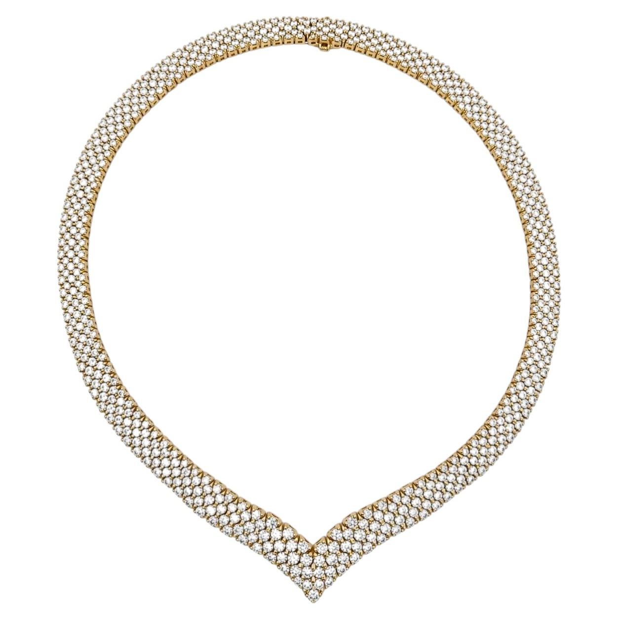 Collier de 50 carats de diamants ronds et brillants en or jaune 18 carats en forme de V à trois rangs en vente