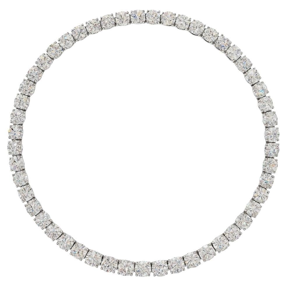 Collier de tennis en or blanc 18 carats et diamants ronds et brillants de 50 carats en vente