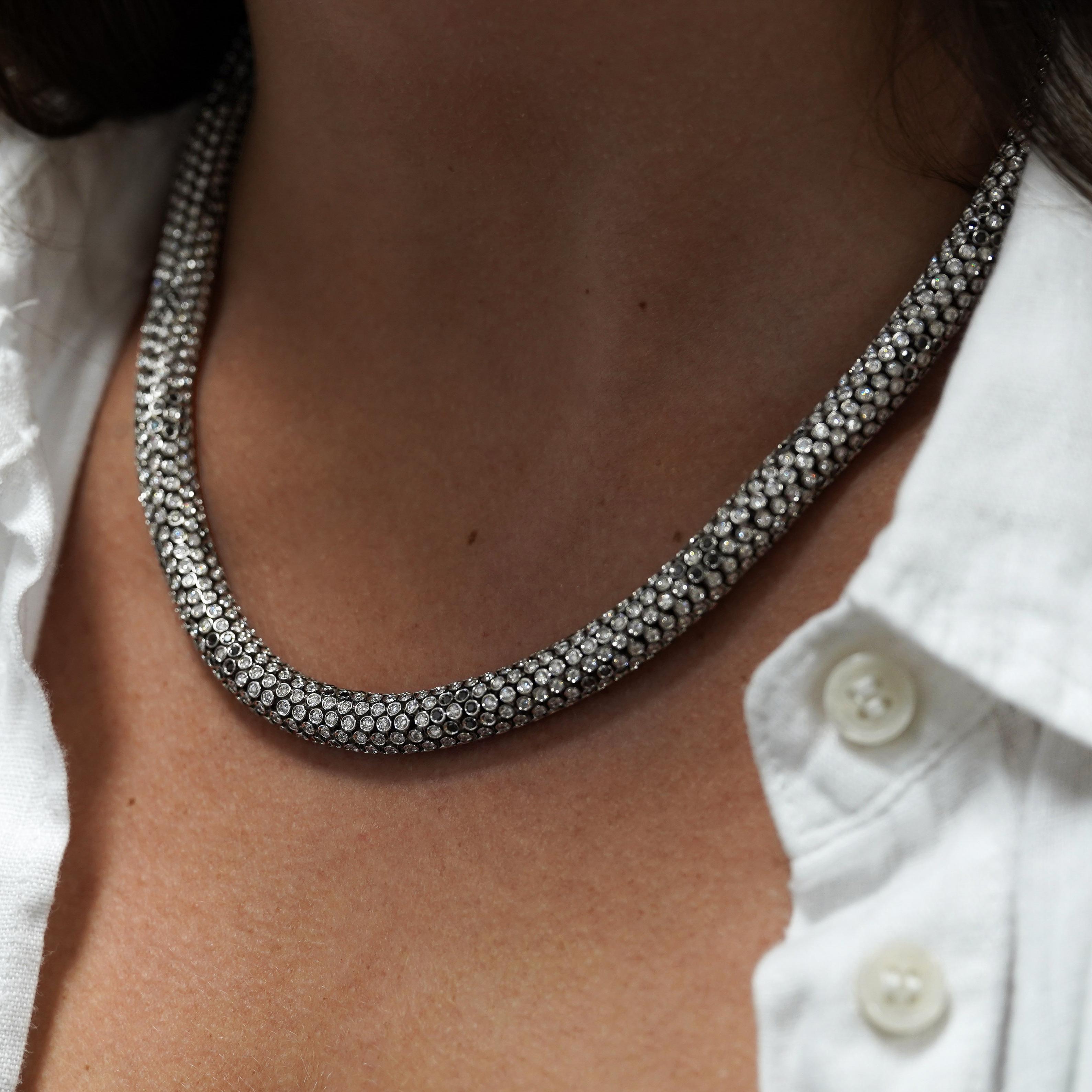 Collier cylindrique ondulé en 18 carats avec diamants taille ronde de 50 carats en vente 4