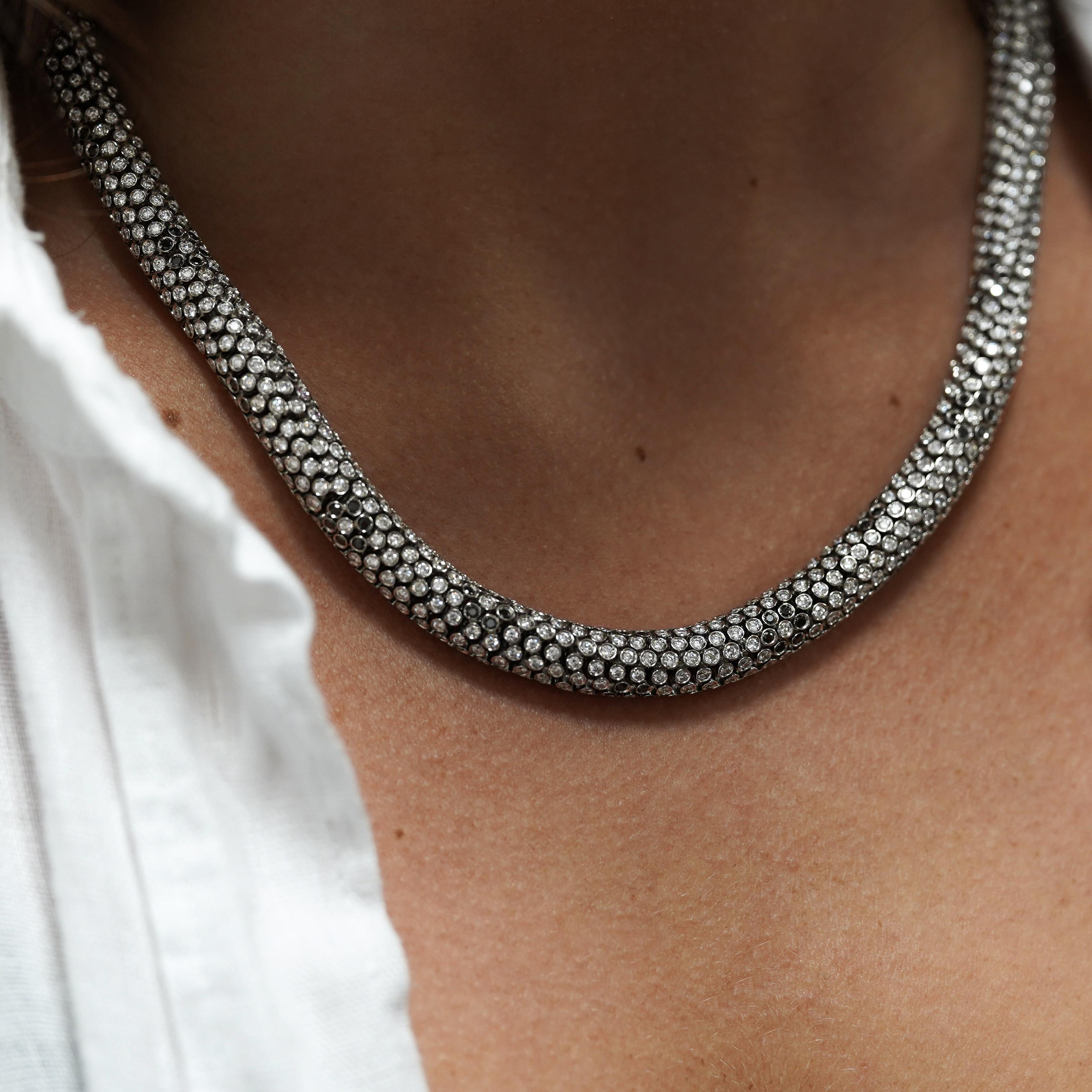 Contemporain Collier cylindrique ondulé en 18 carats avec diamants taille ronde de 50 carats en vente