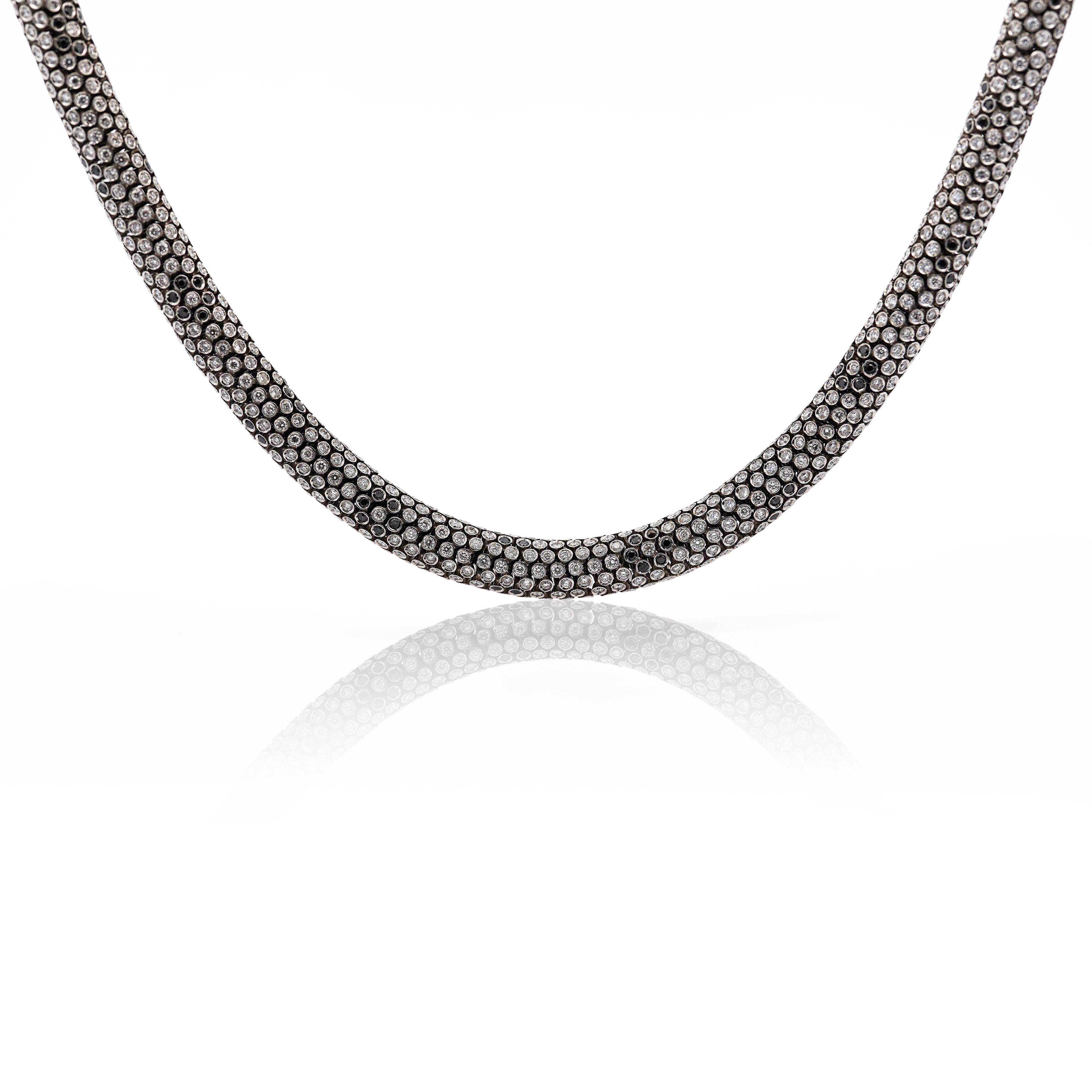 Taille brillant Collier cylindrique ondulé en 18 carats avec diamants taille ronde de 50 carats en vente