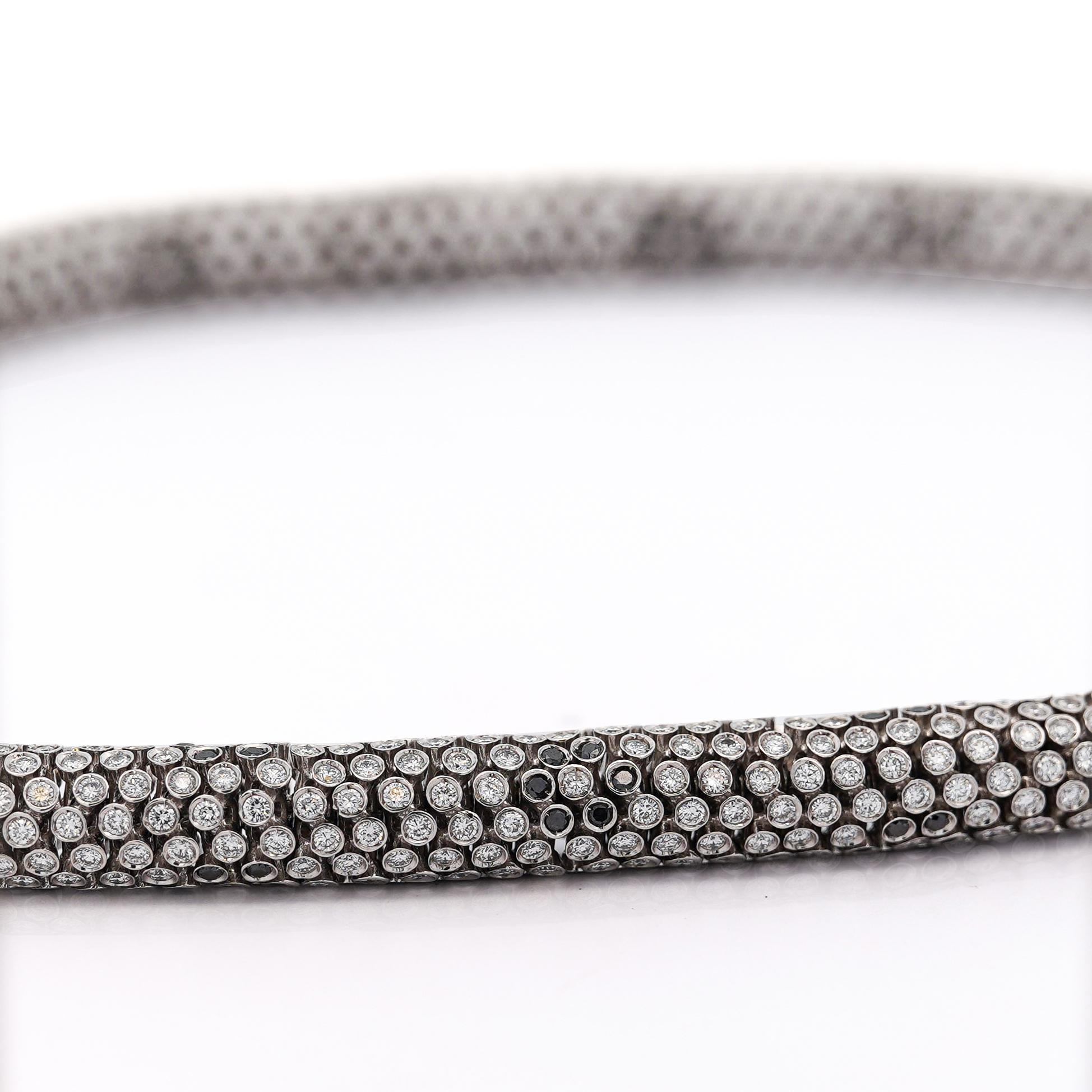 Collier cylindrique ondulé en 18 carats avec diamants taille ronde de 50 carats Pour femmes en vente