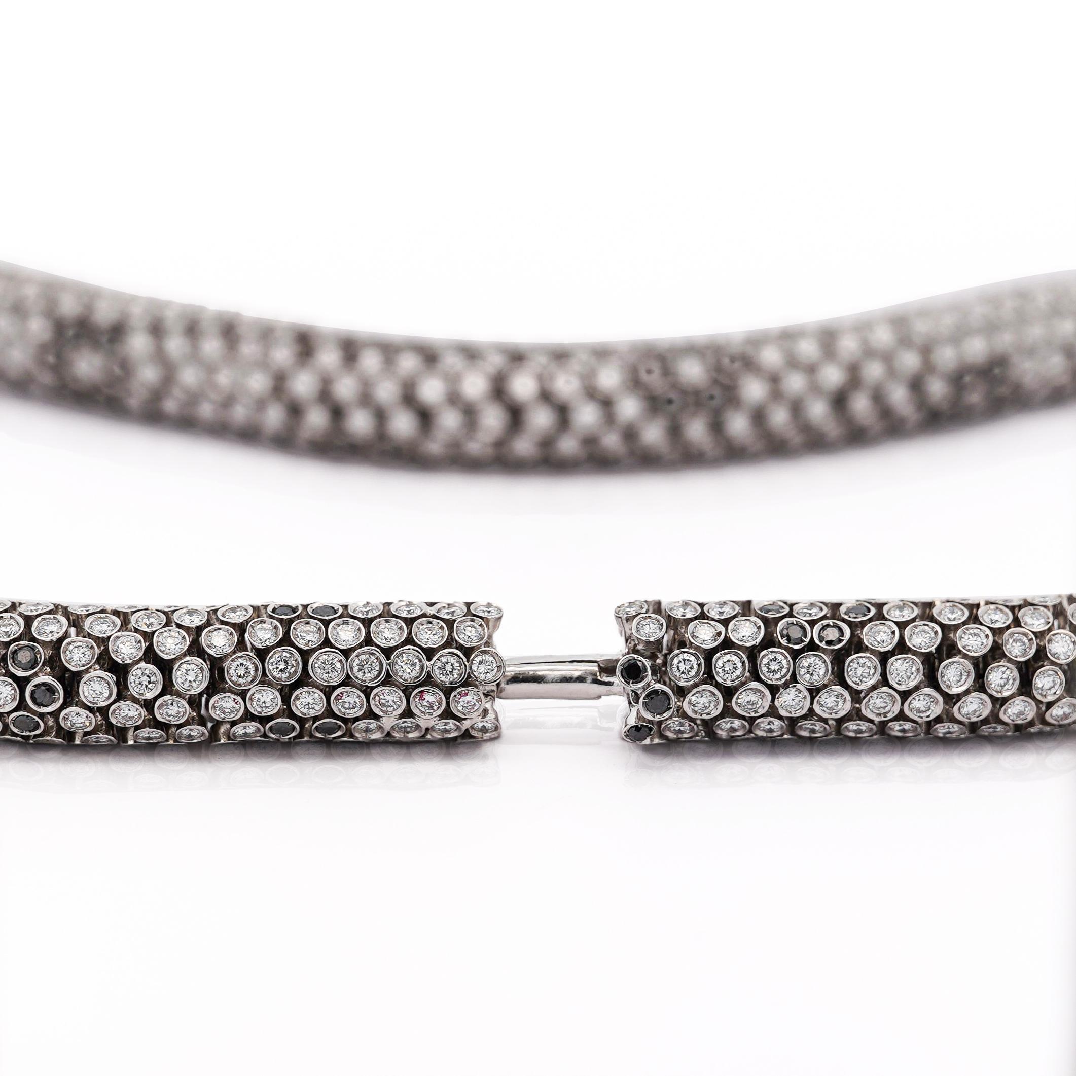 Collier cylindrique ondulé en 18 carats avec diamants taille ronde de 50 carats en vente 1