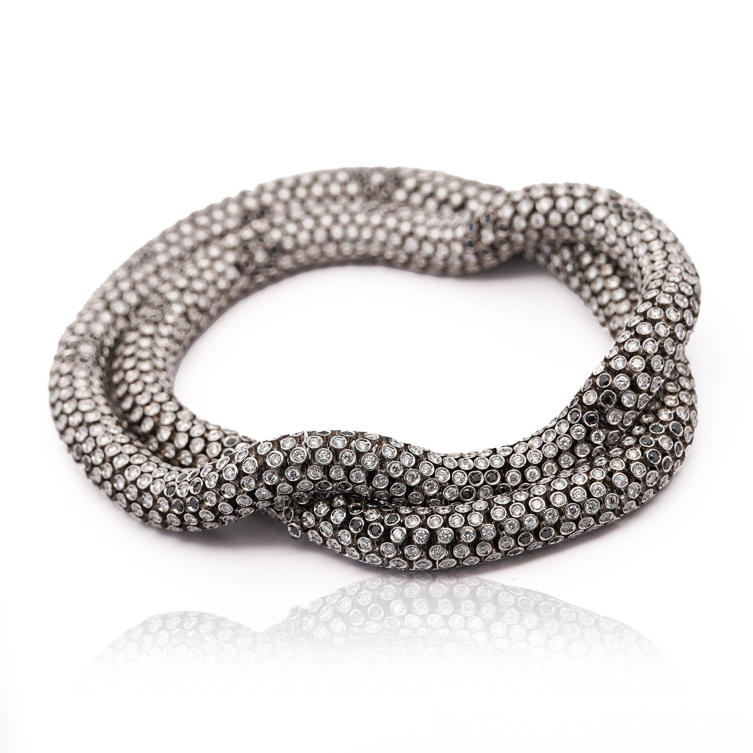 Collier cylindrique ondulé en 18 carats avec diamants taille ronde de 50 carats en vente 3
