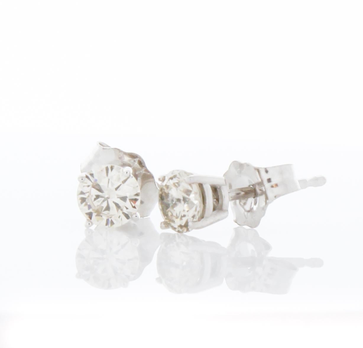Ces boucles d'oreilles fantaisie offriraient un look épuré et élégant, avec les diamants ronds sertis dans de l'or blanc 14K. Le poids total de 0,50 carat offre un bel équilibre entre l'éclat et la taille, parfait pour une utilisation quotidienne ou