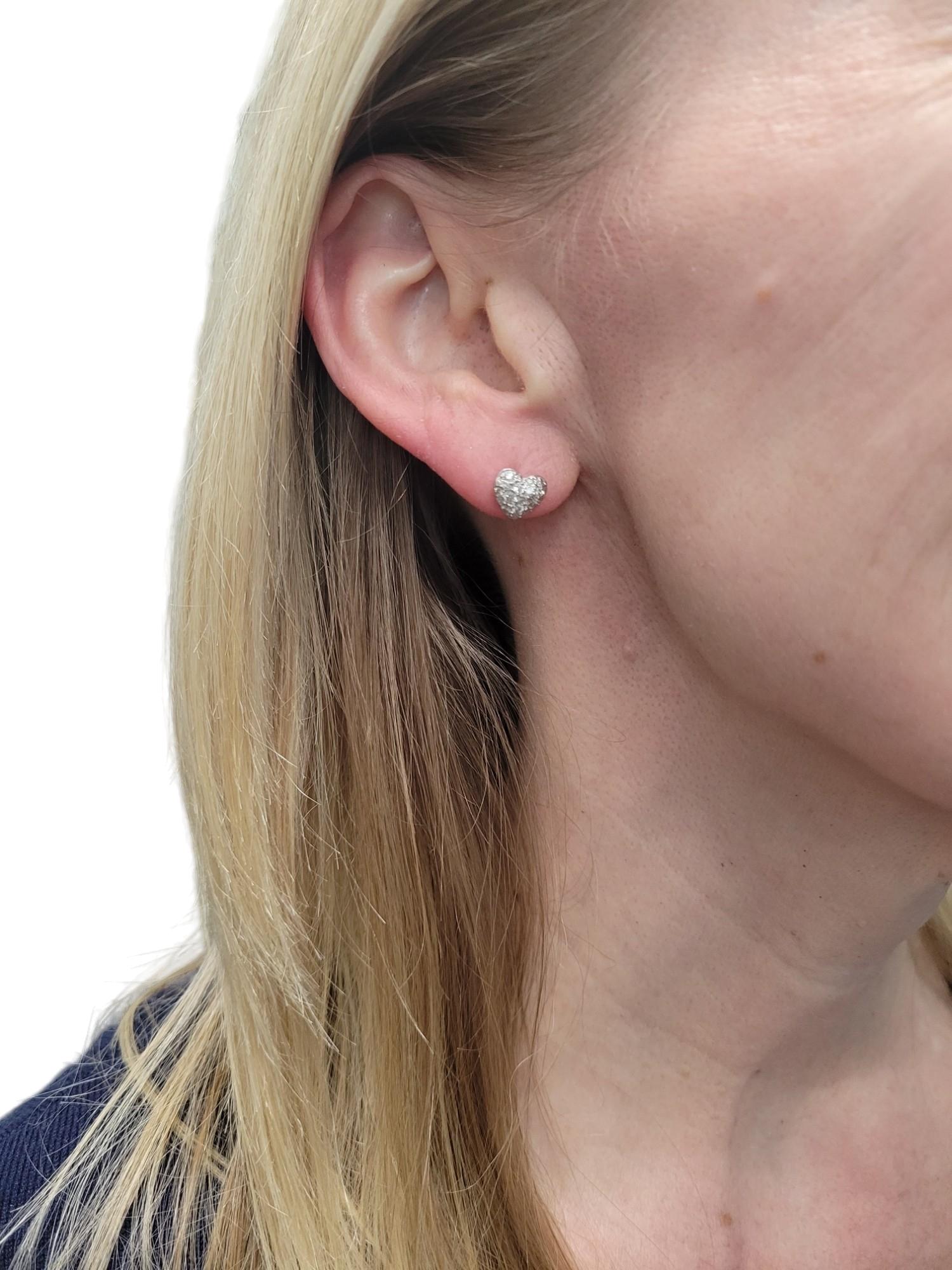 Orecchini a cuore con pavé di diamanti da .50 carati totali in oro bianco da 18 carati in vendita 1