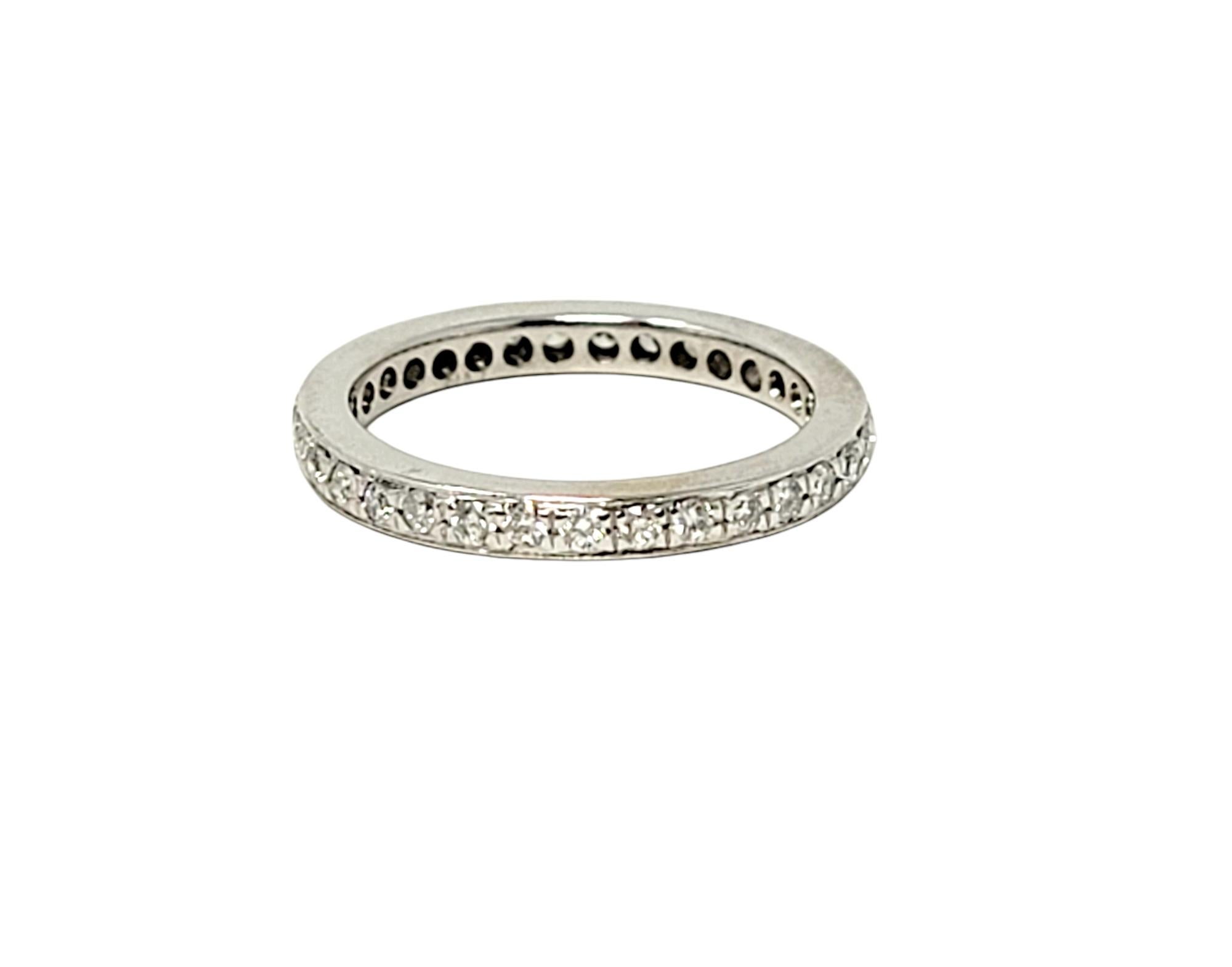 Taille ronde Anneau d'éternité en or blanc 14 carats avec diamants ronds et brillants de 0,50 carat au total en vente
