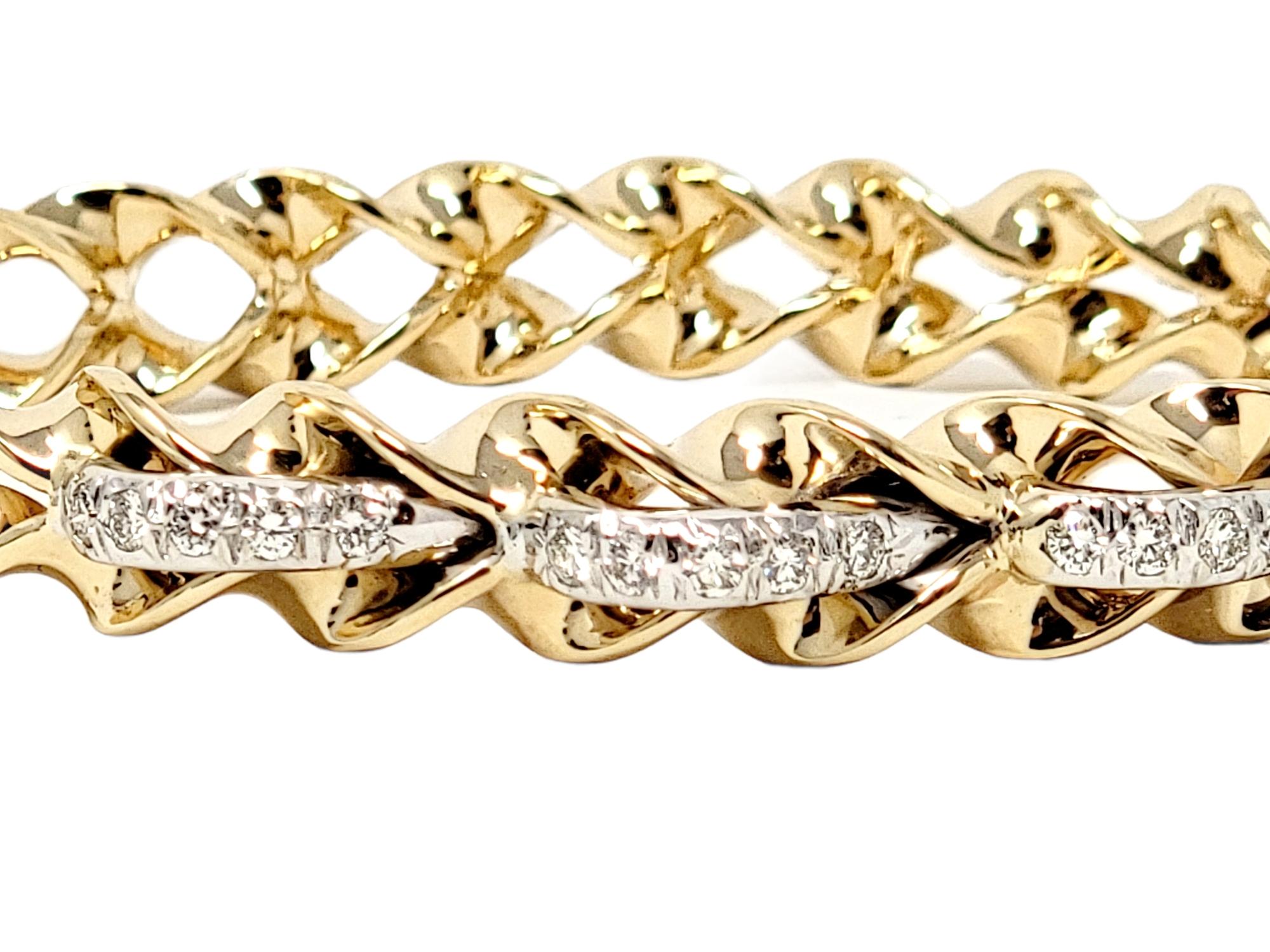 Contemporain Bracelet jonc à charnière torsadé en or jaune avec diamants ronds de 0,50 carat au total en vente
