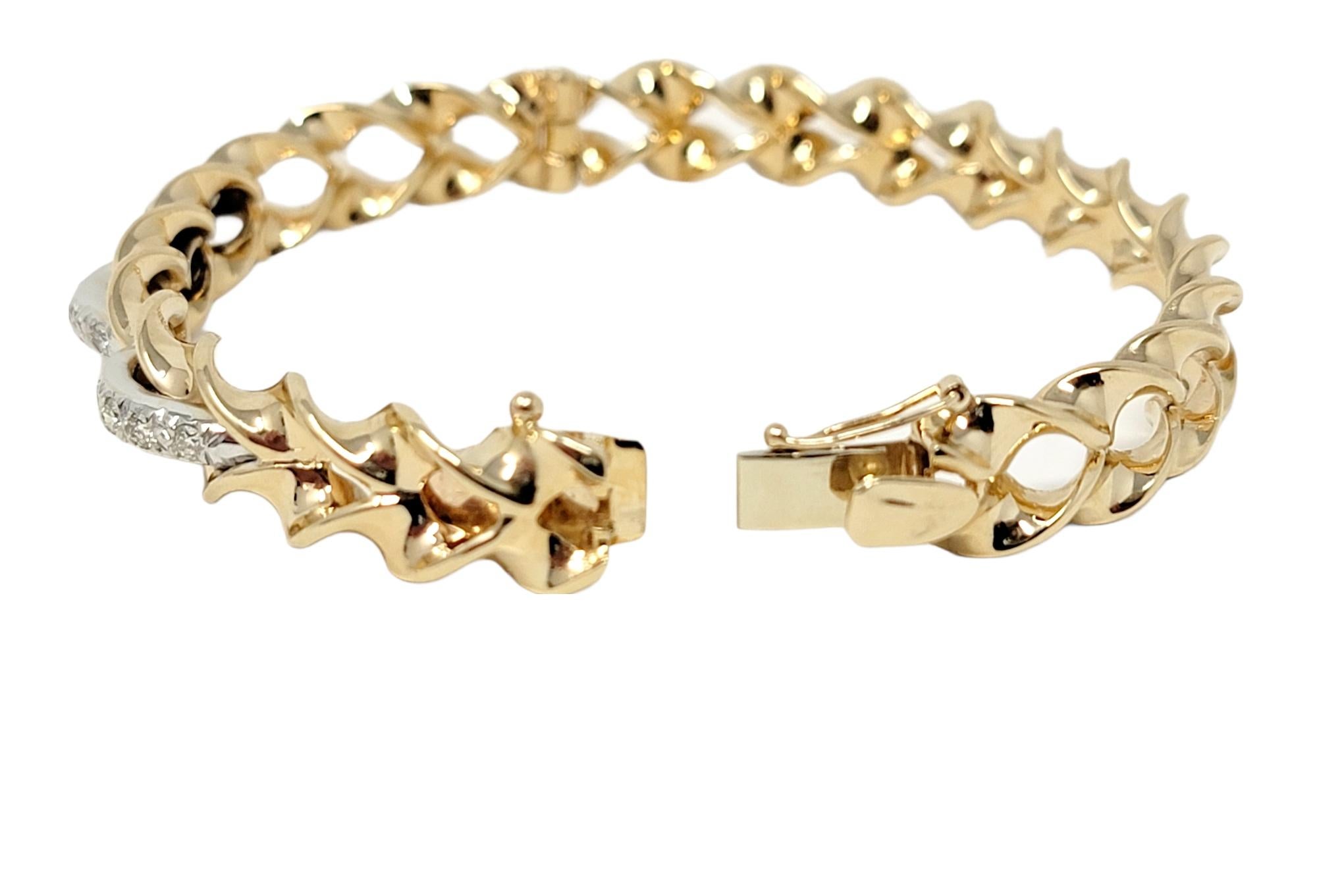 Bracelet jonc à charnière torsadé en or jaune avec diamants ronds de 0,50 carat au total Bon état - En vente à Scottsdale, AZ
