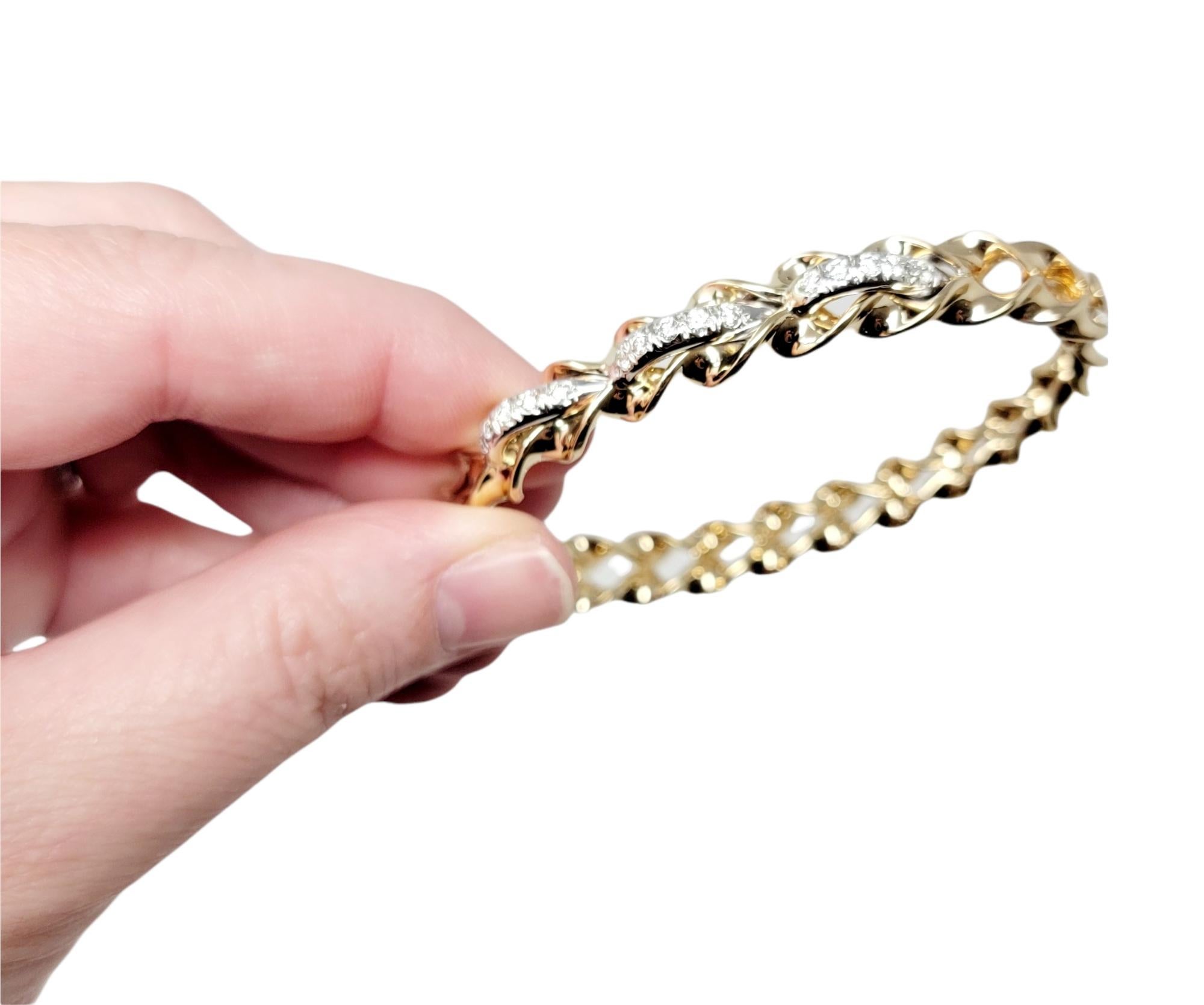 Bracelet jonc à charnière torsadé en or jaune avec diamants ronds de 0,50 carat au total en vente 1