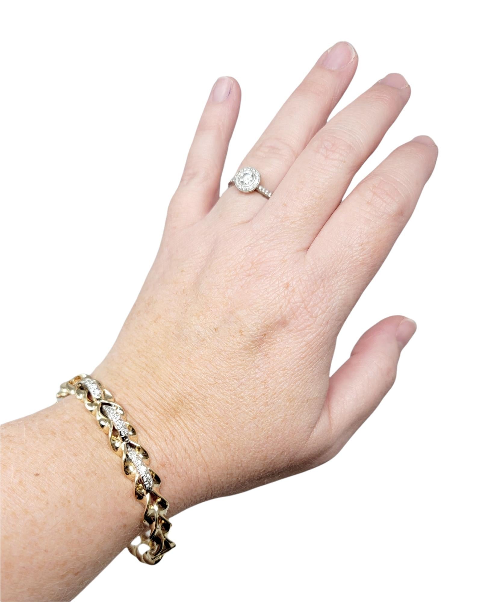 Bracelet jonc à charnière torsadé en or jaune avec diamants ronds de 0,50 carat au total en vente 3